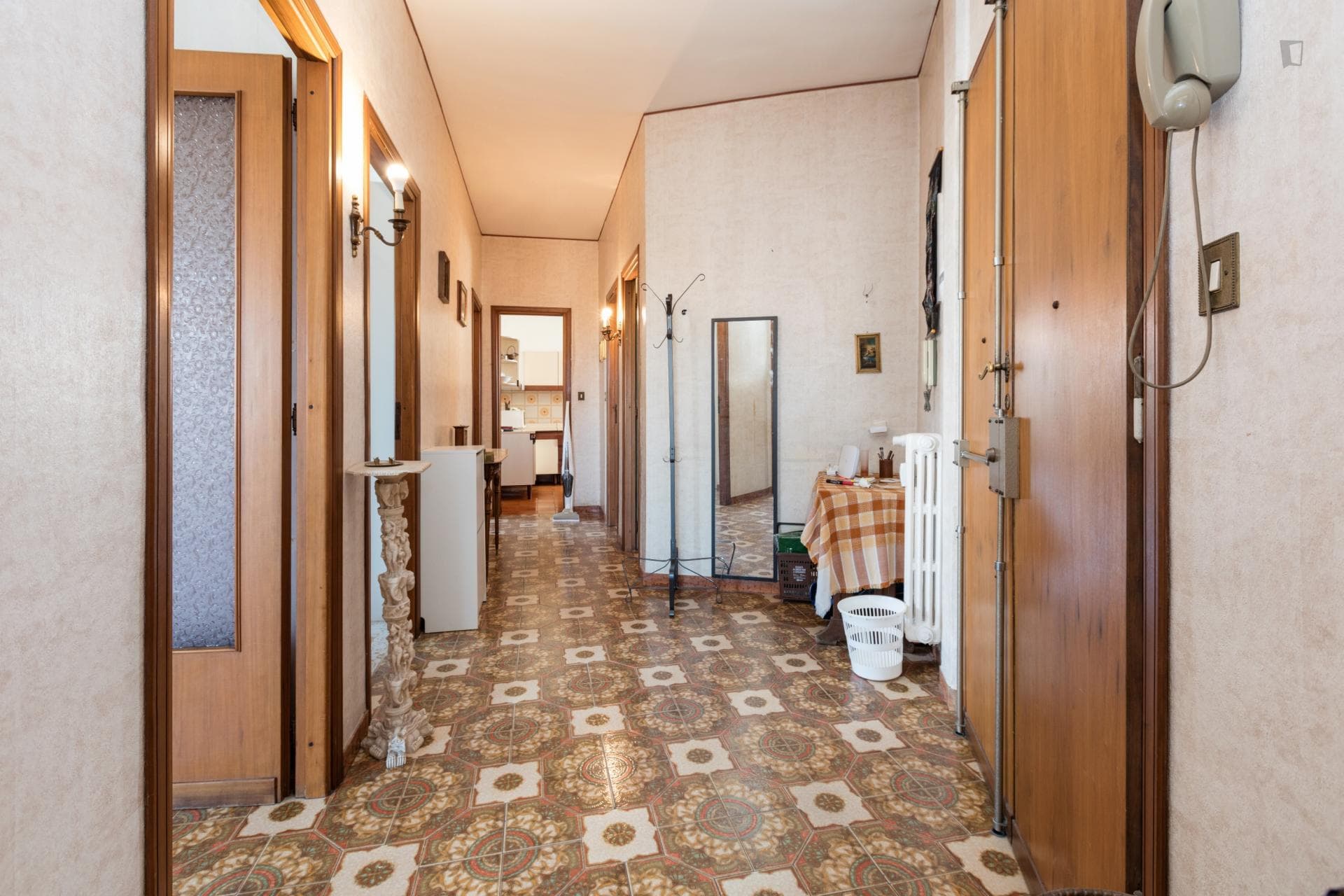 Snug single bedroom in a 4-bedroom flat, near the S. Elena train station photo 1