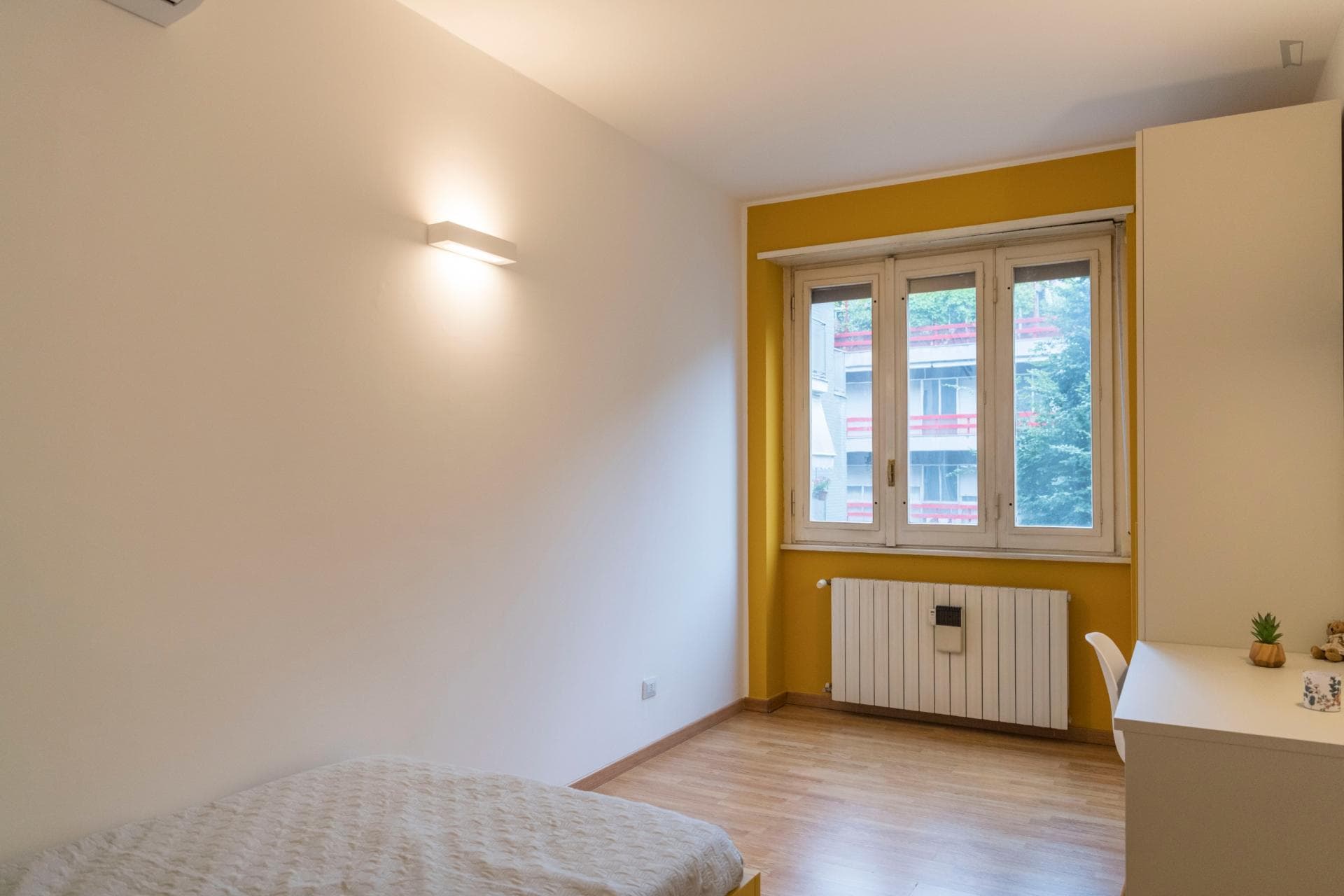 Cool double bedroom near Metro Sant'Agostino/Porta Genova, room 2 photo 1