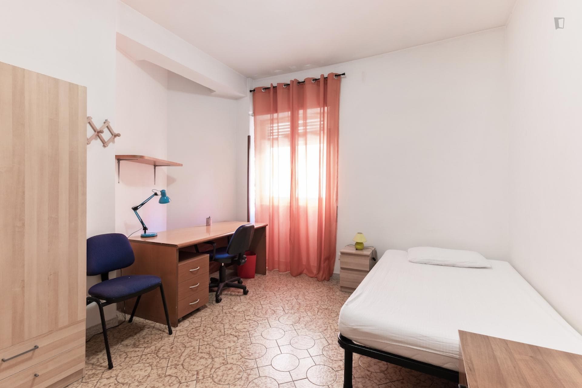 Bright single bedroom near Berardi train station photo 1