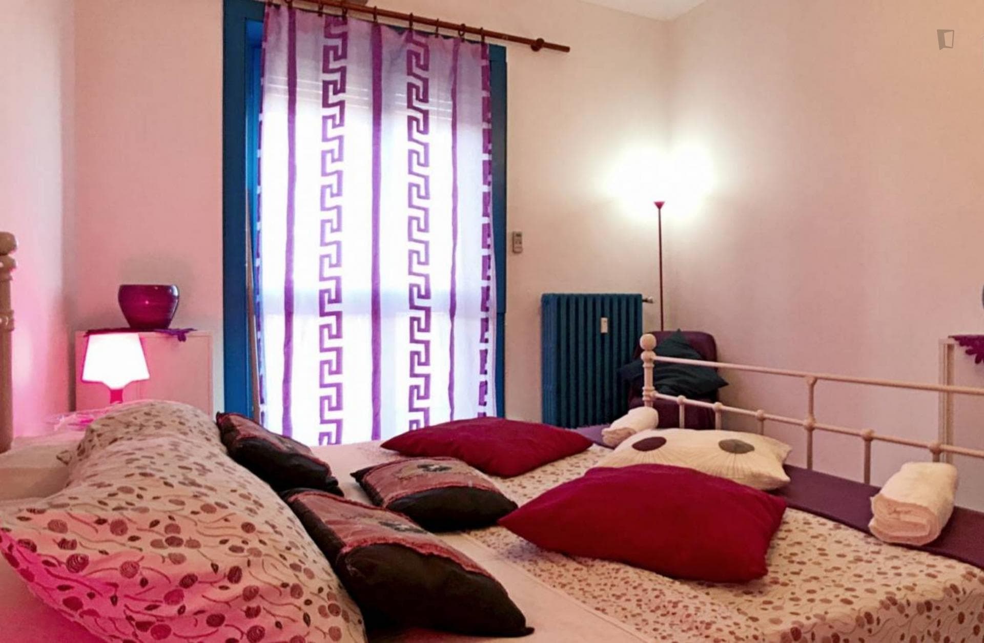 Spacious double bedroom close to Centrale metro station photo 1