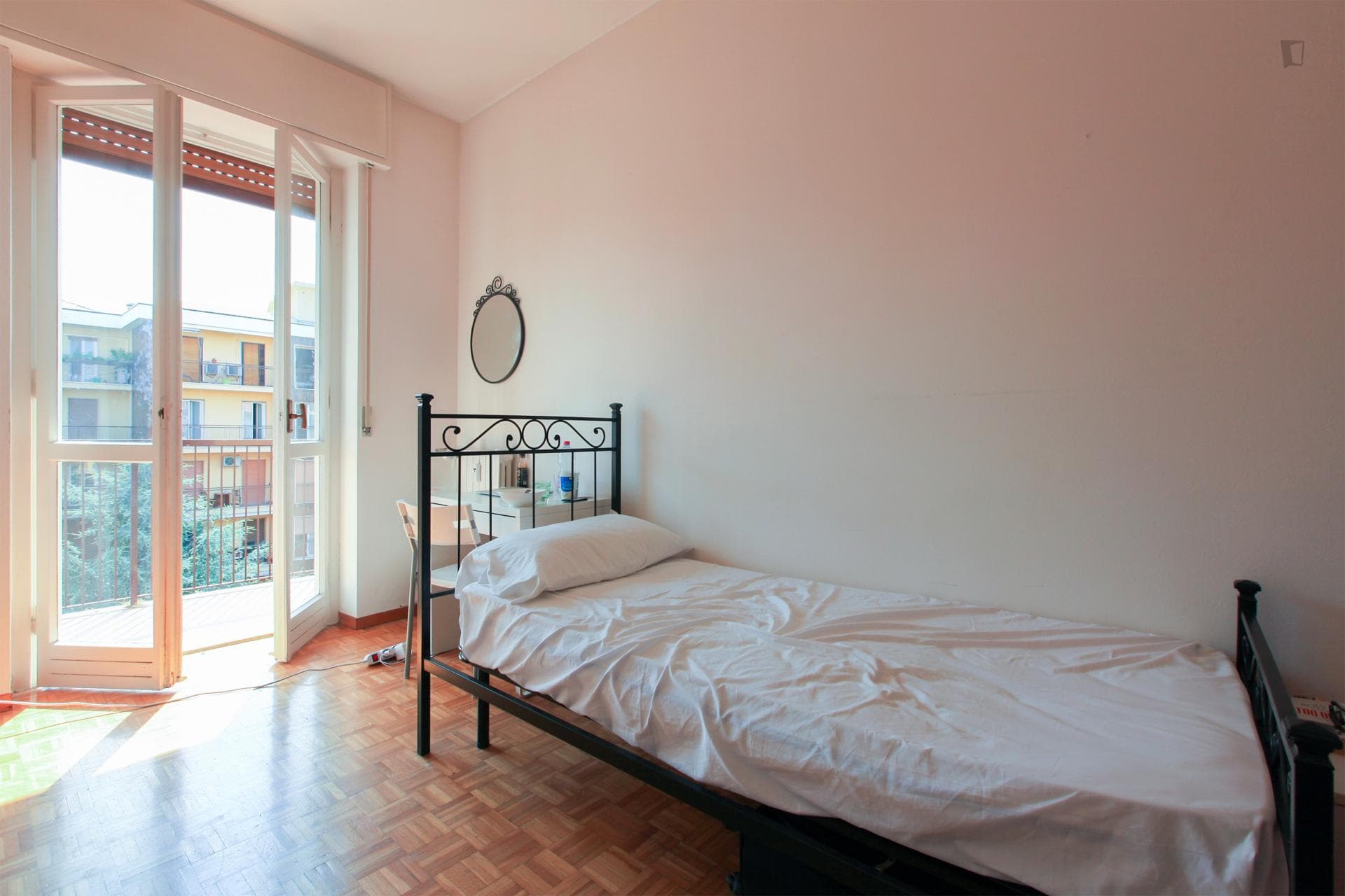 Bright twin bedroom in Viale Monza photo 1
