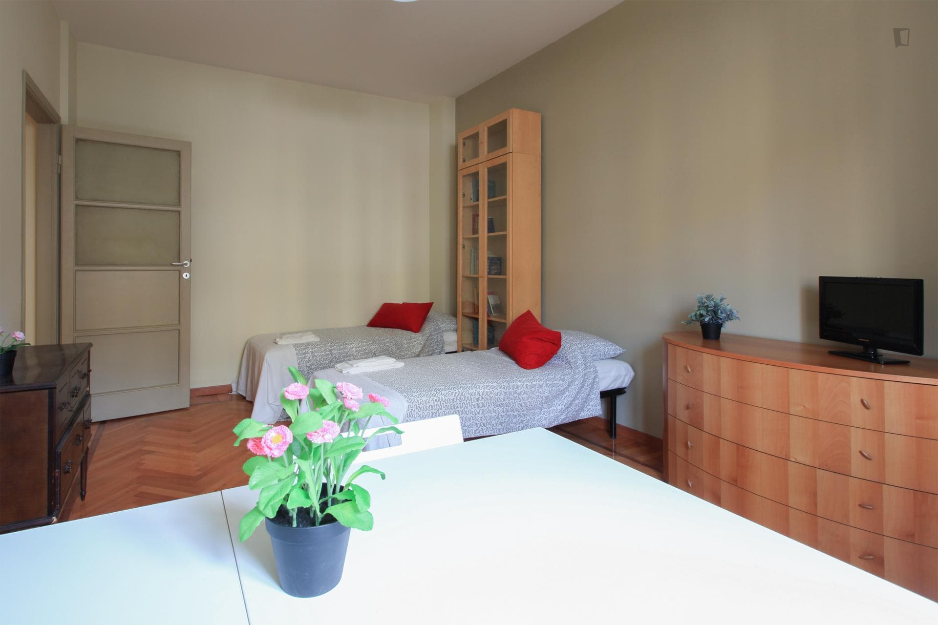 Twin bedroom in 2-bedroom apartment near Navigli photo 1