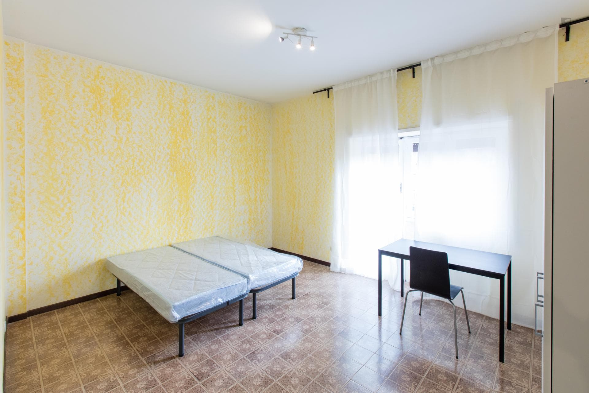 Twin bedroom in a 4-bedroom apartment near Università degli studi di Roma Tor Vergata photo 1