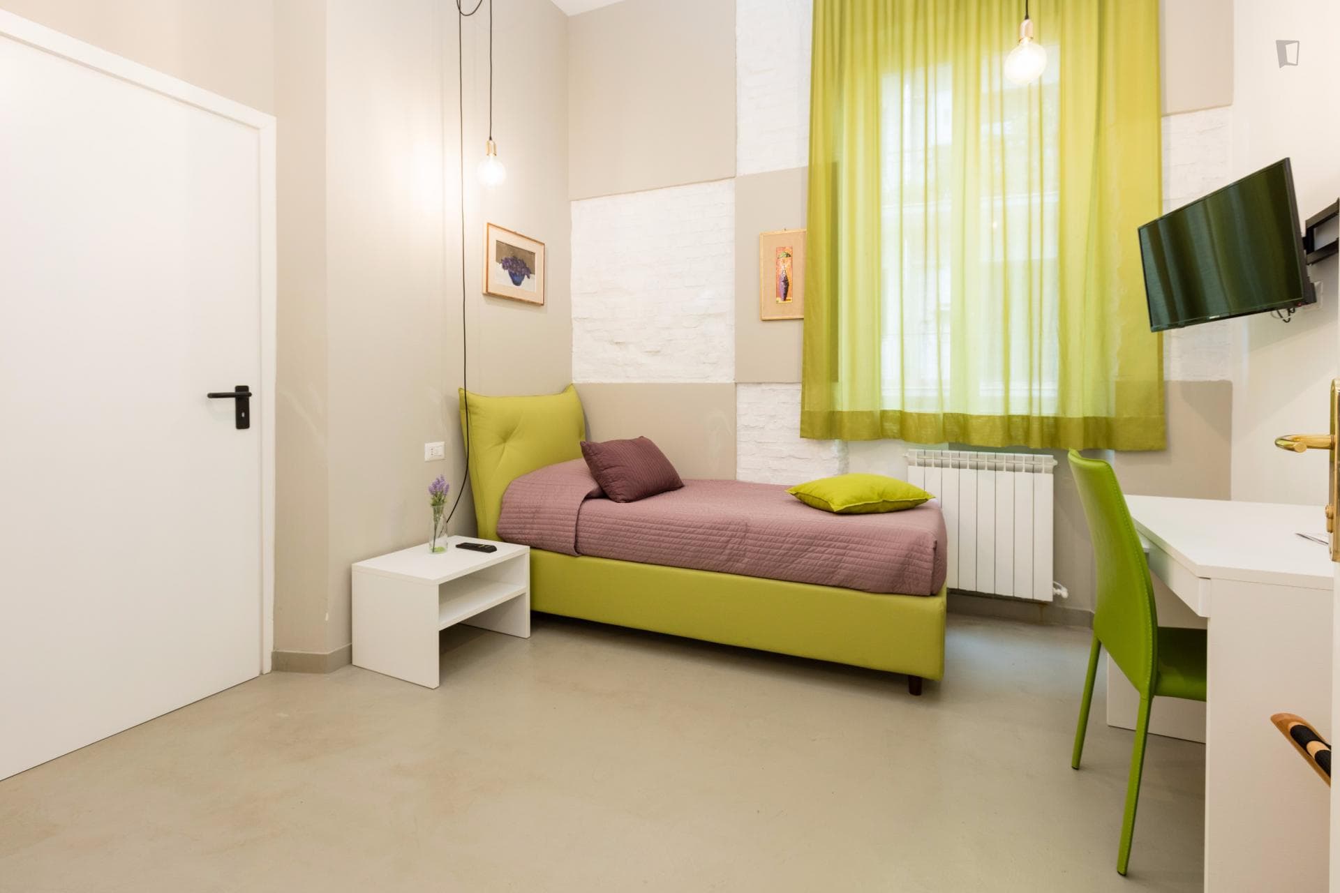 Single bedroom, with private bathroom and balcony, in residence photo 1