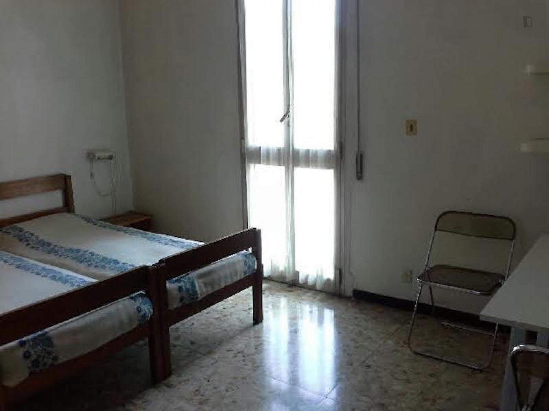 Cheerful twin bedroom in a 2-bedroom flat, in Bolognina photo 1