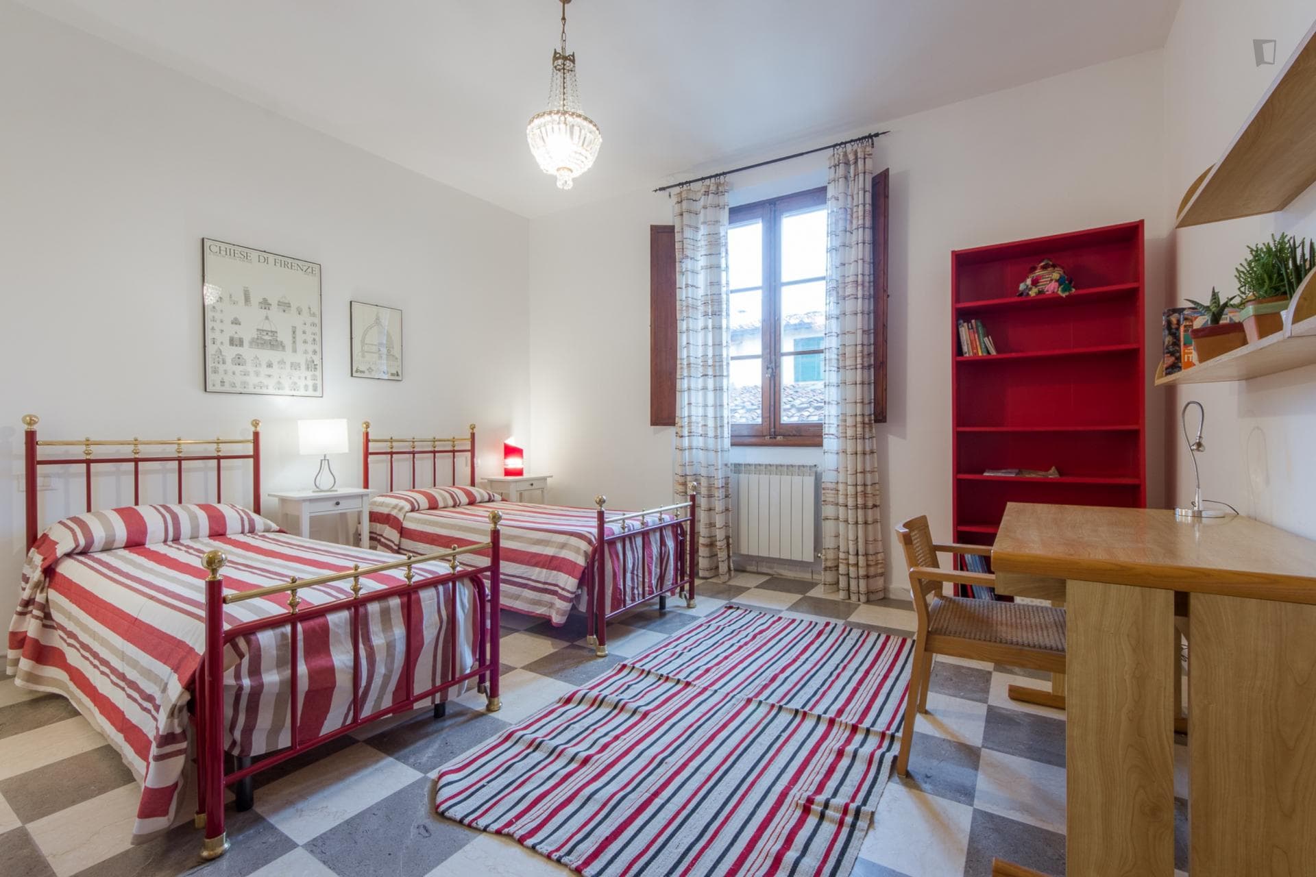 Multiple beds bedroom, with private bathroom, in 2-bedroom apartment photo 1