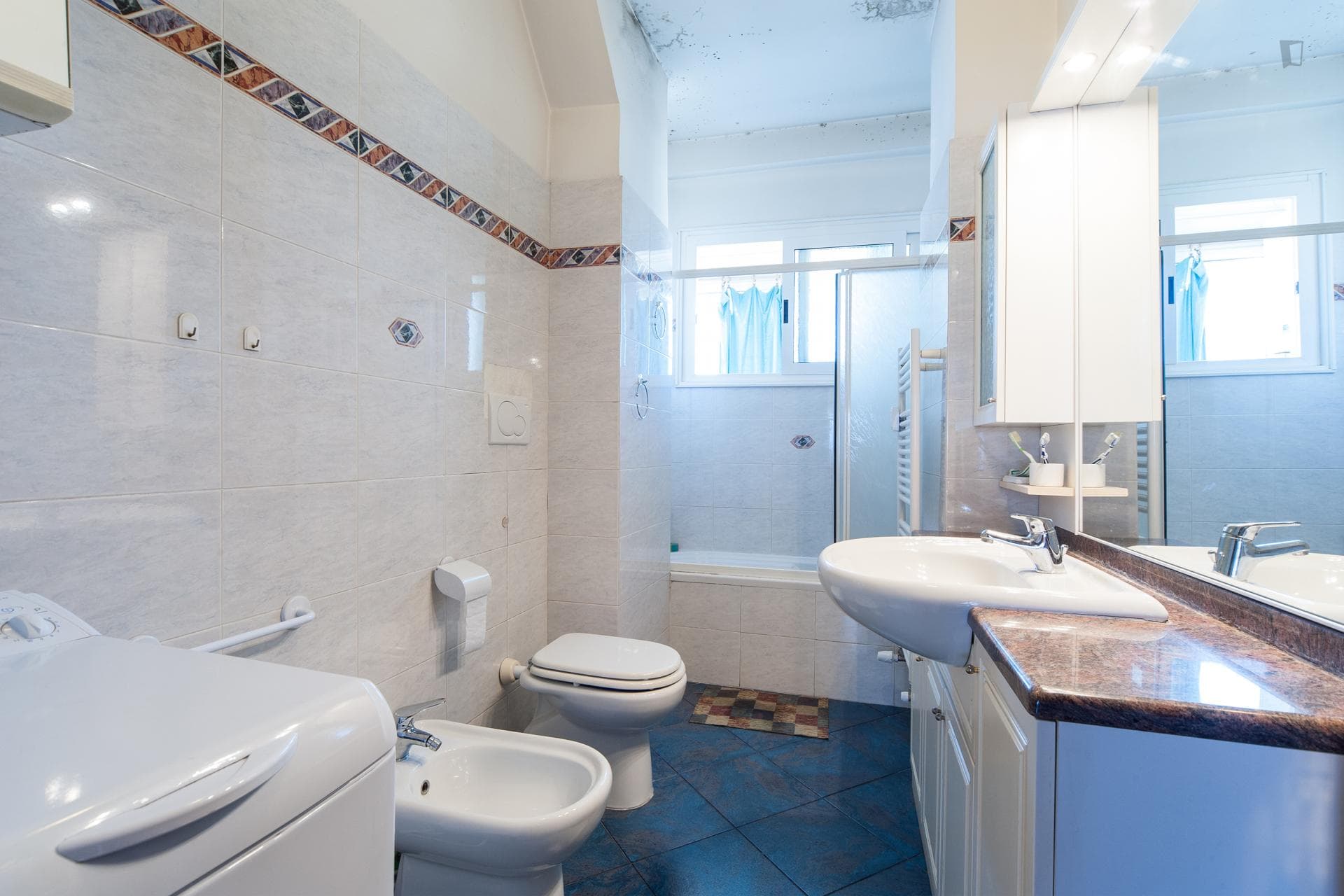 Wide and bright double bedroom in a 3-bedroom flat, near Largo Preneste photo 1
