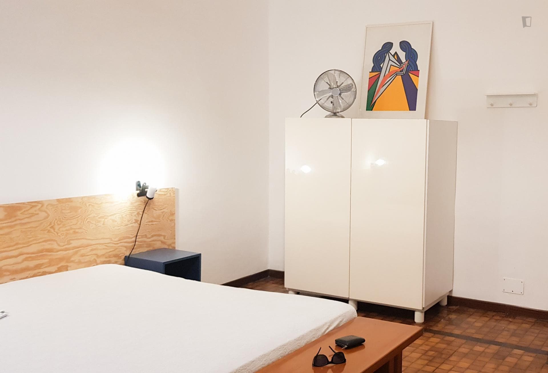 A spacious double bedroom, in a 3-room flat photo 1