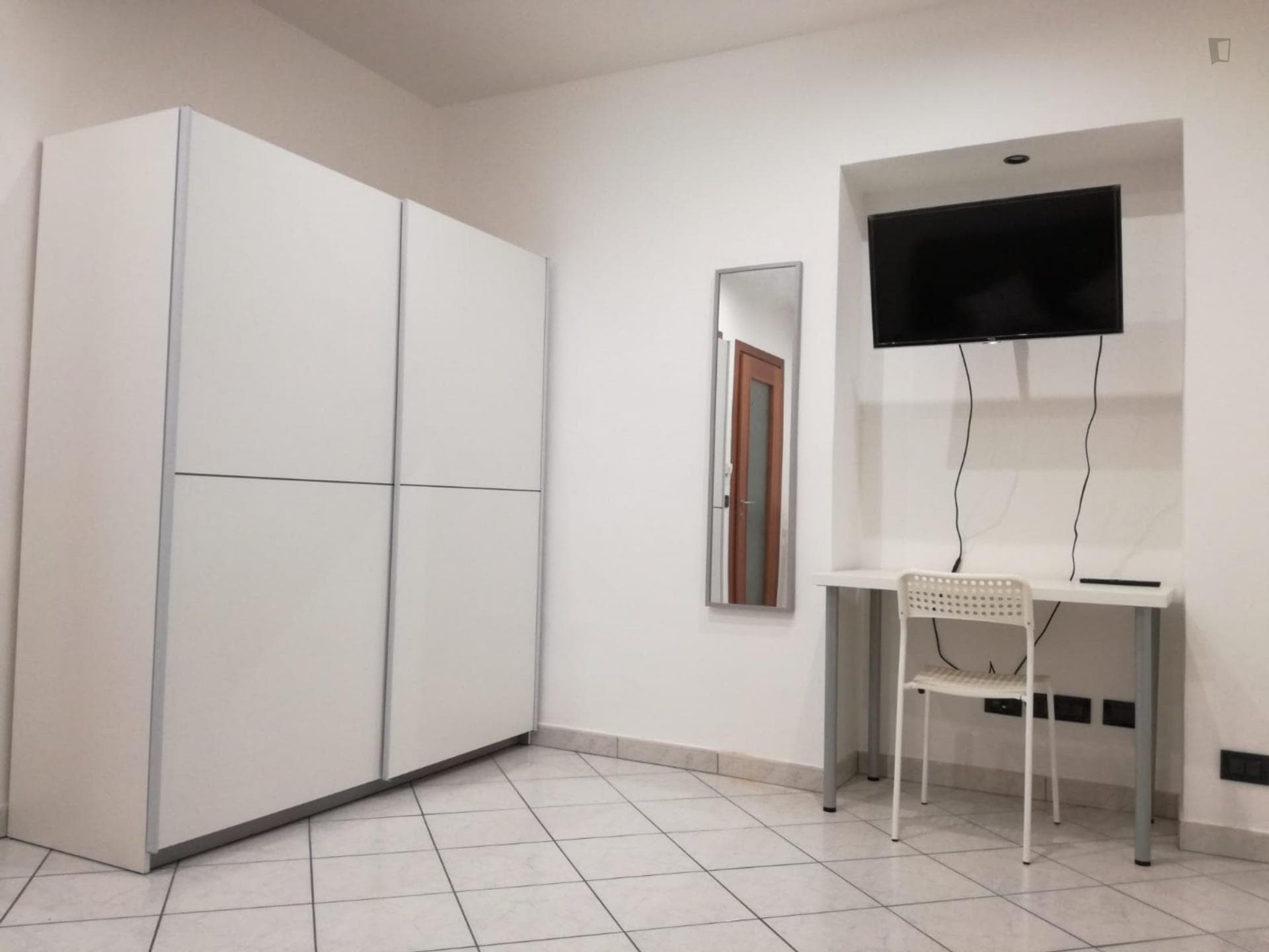 Fancy one bedroom apartment right next to Spezia metro station photo 1