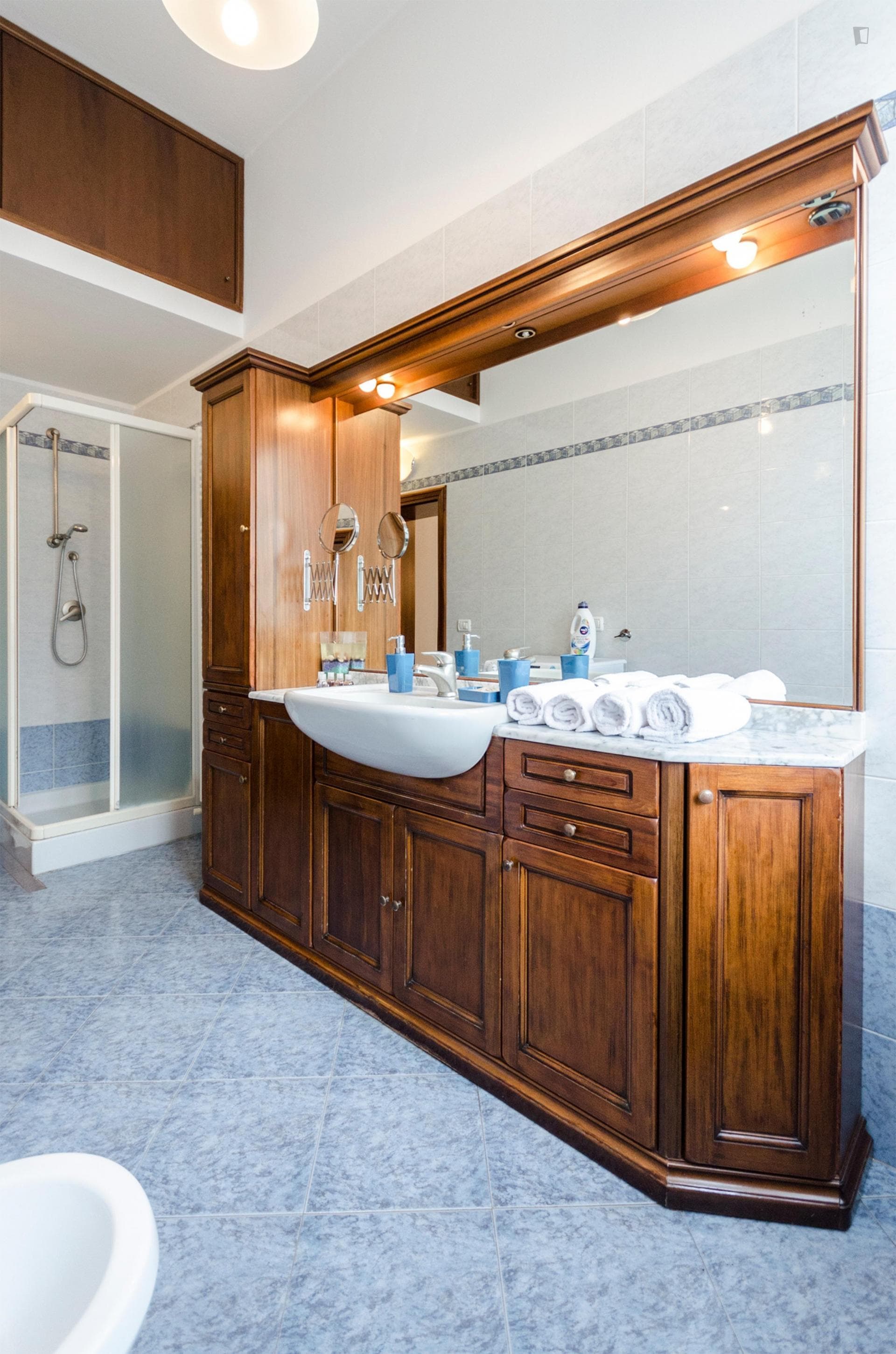 Spacious 3-bedroom flat in San Donato area photo 1