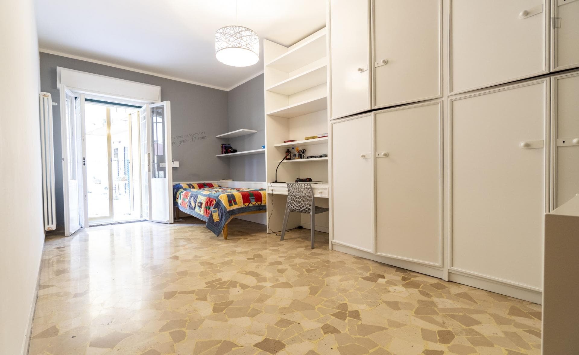 Single bedroom in 6-bedroom apartment photo 1