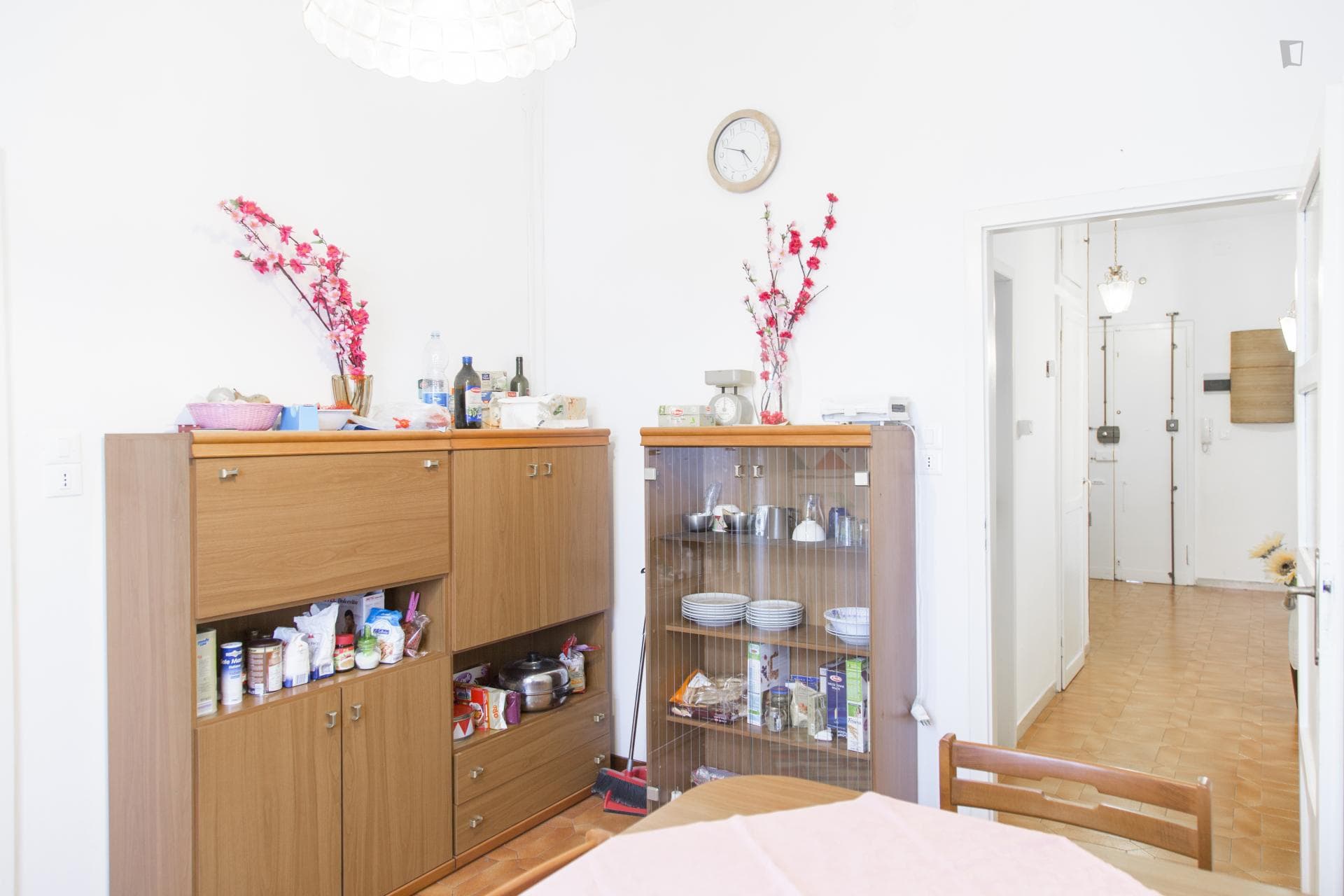 Large double bedroom in a 4-bedroom flat in the Bolognina district photo 1