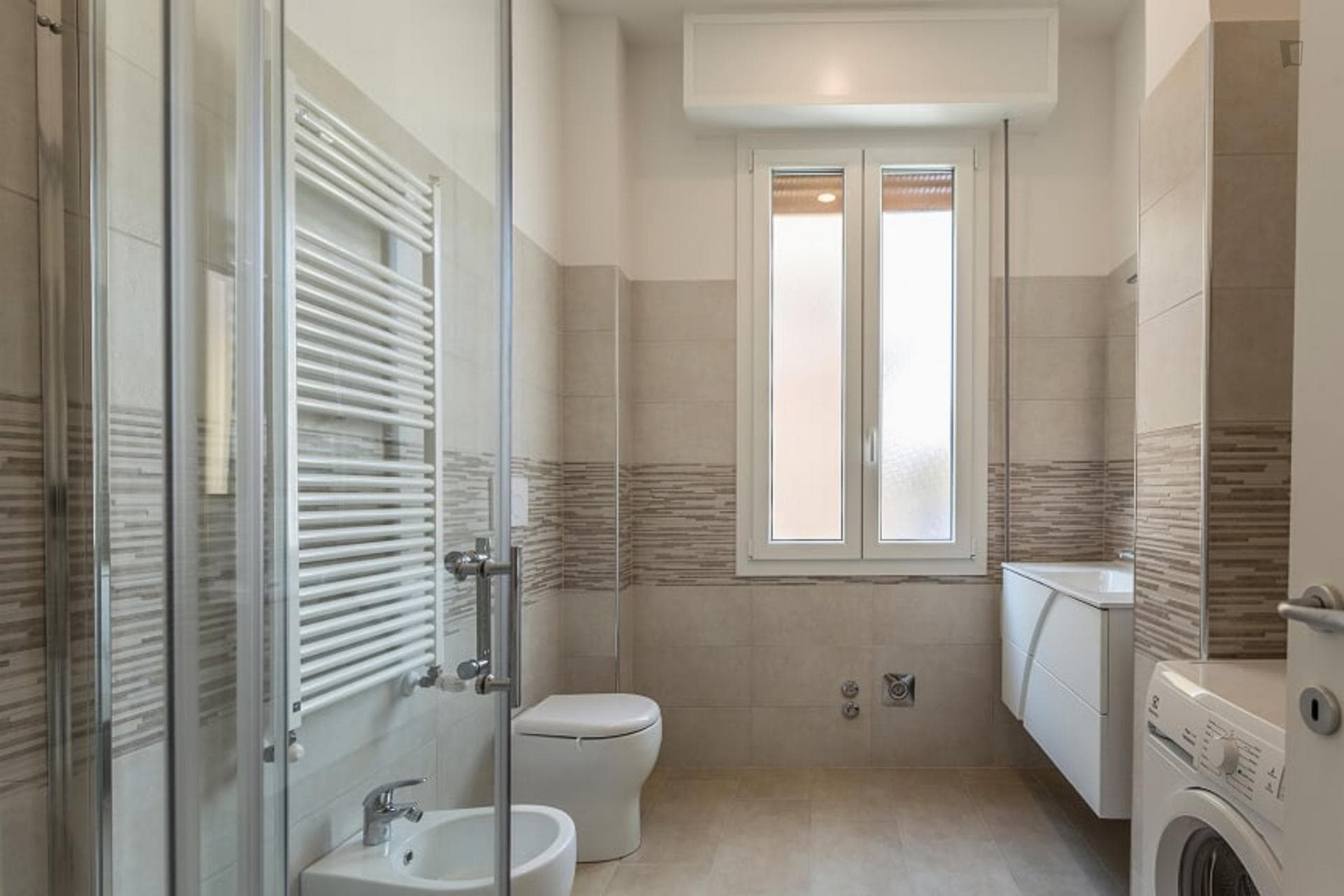 Single bedroom in 4-bedroom apartment in Bolognina photo 1