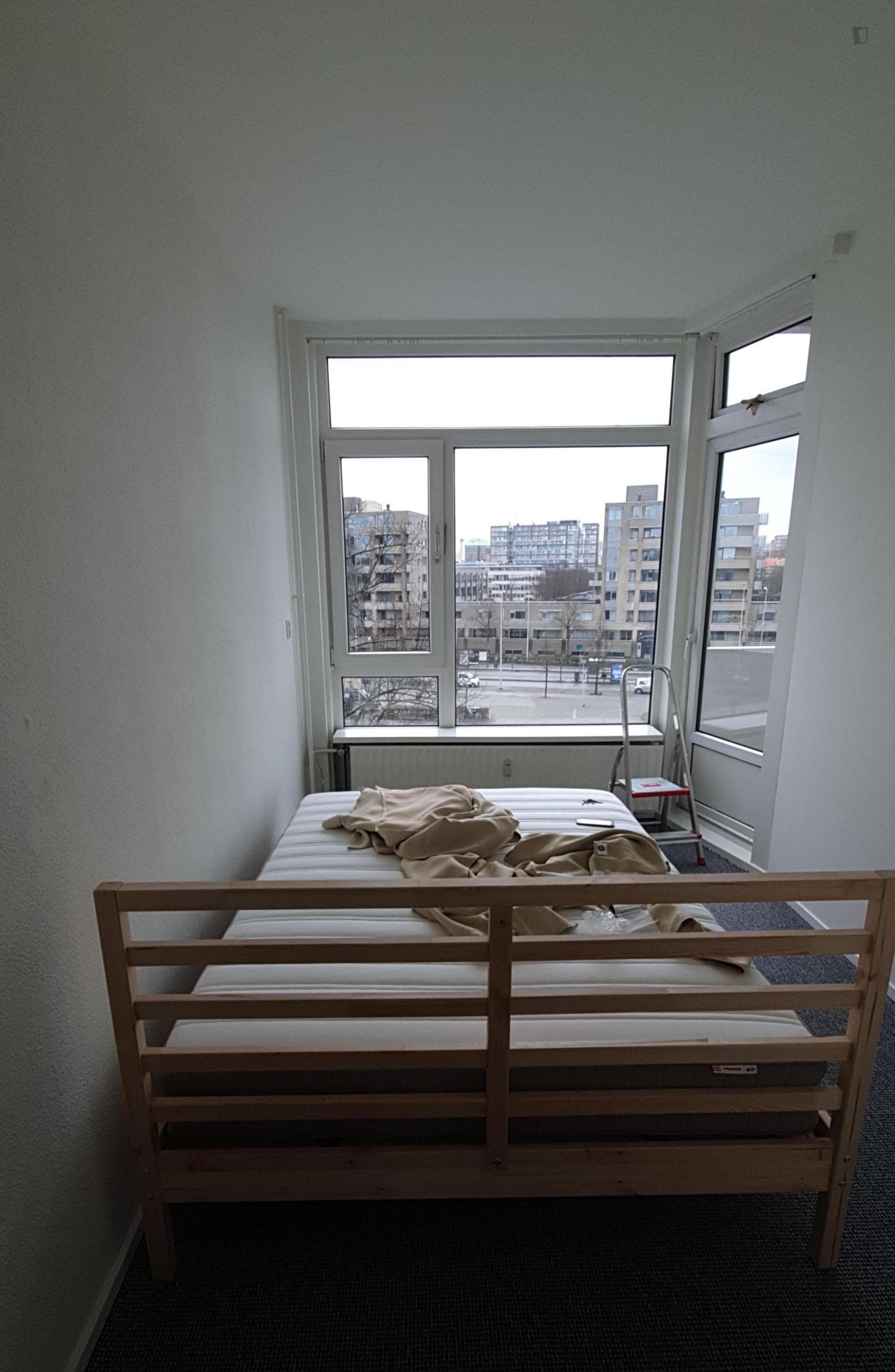 Bright double bedroom near Lelylaan transit station photo 1