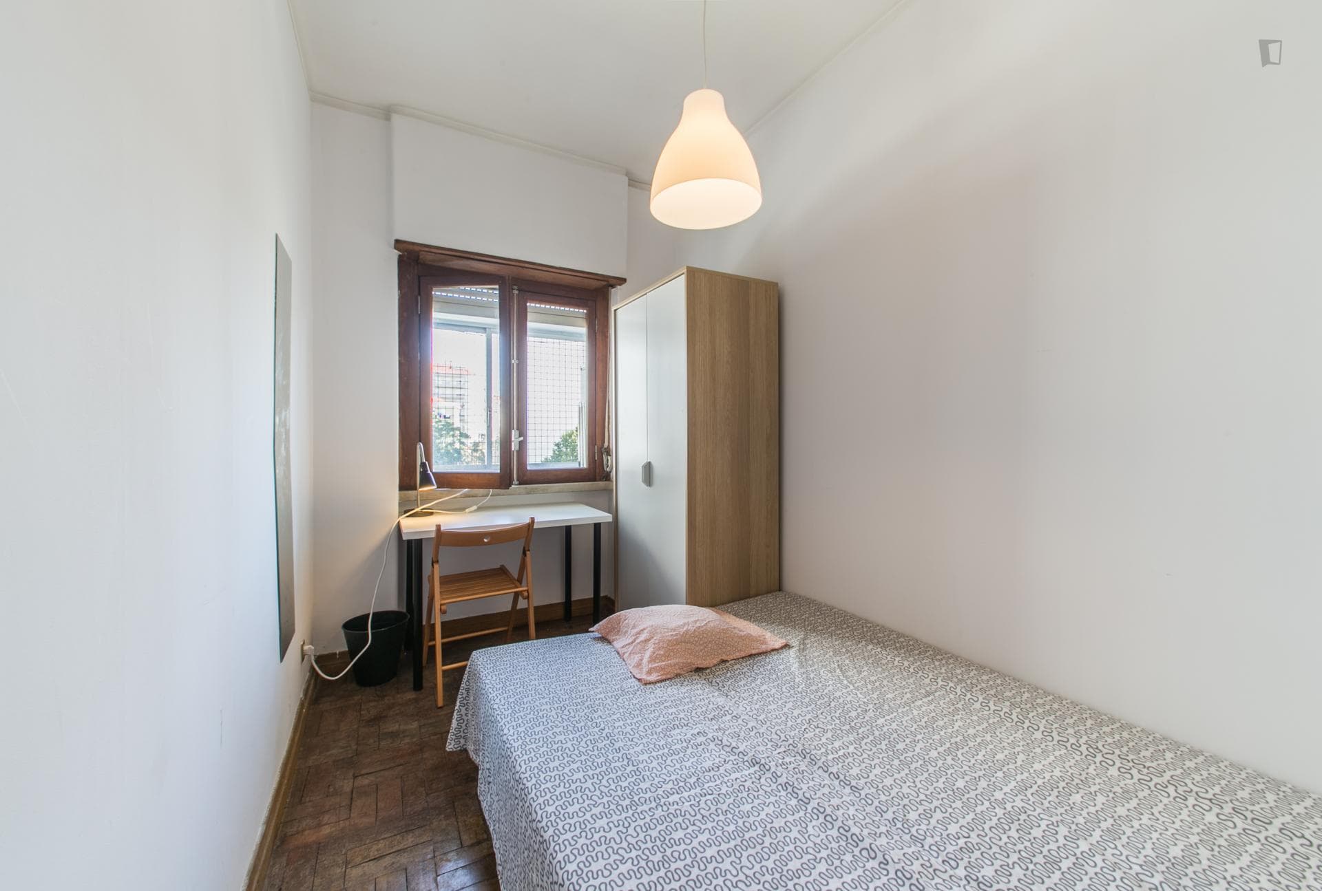 Neat and cosy double bedroom in a 6-bedroom flat, in Alcântara photo 1