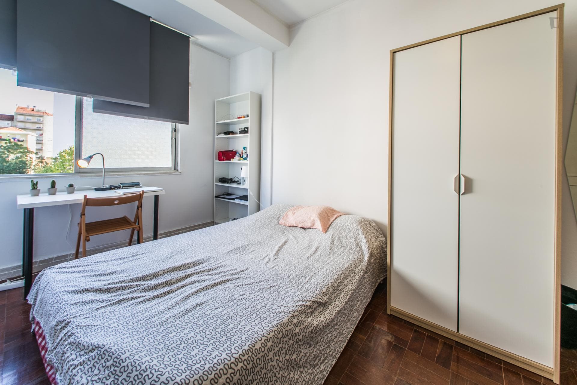 Bright double bedroom in residential Estrela photo 1