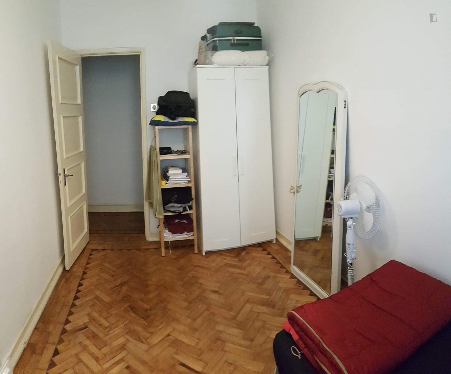 Cosy single bedroom in Entrecampos photo 1