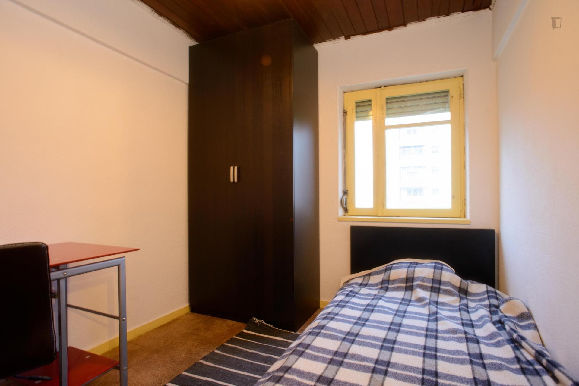 Single bedroom in 4-bedroom apartment in Olivais photo 1
