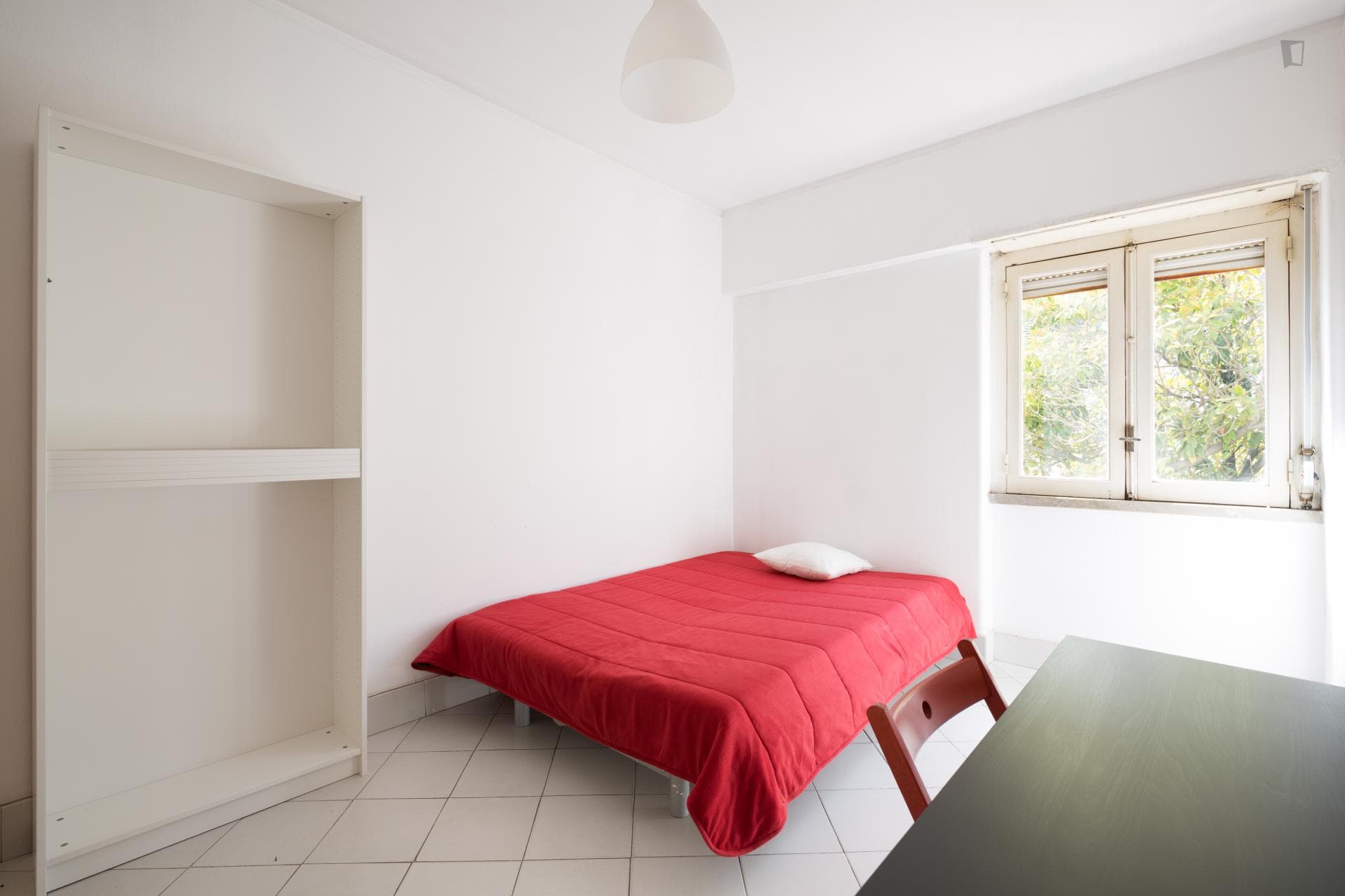 Inviting double bedroom in a residence in proximity to Jardim da Estrela photo 1