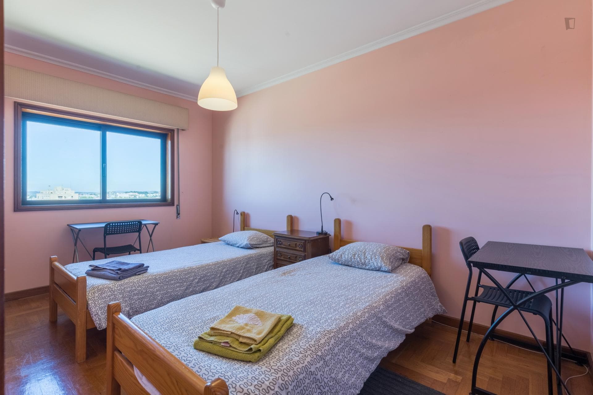 Welcoming twin bedroom photo 1