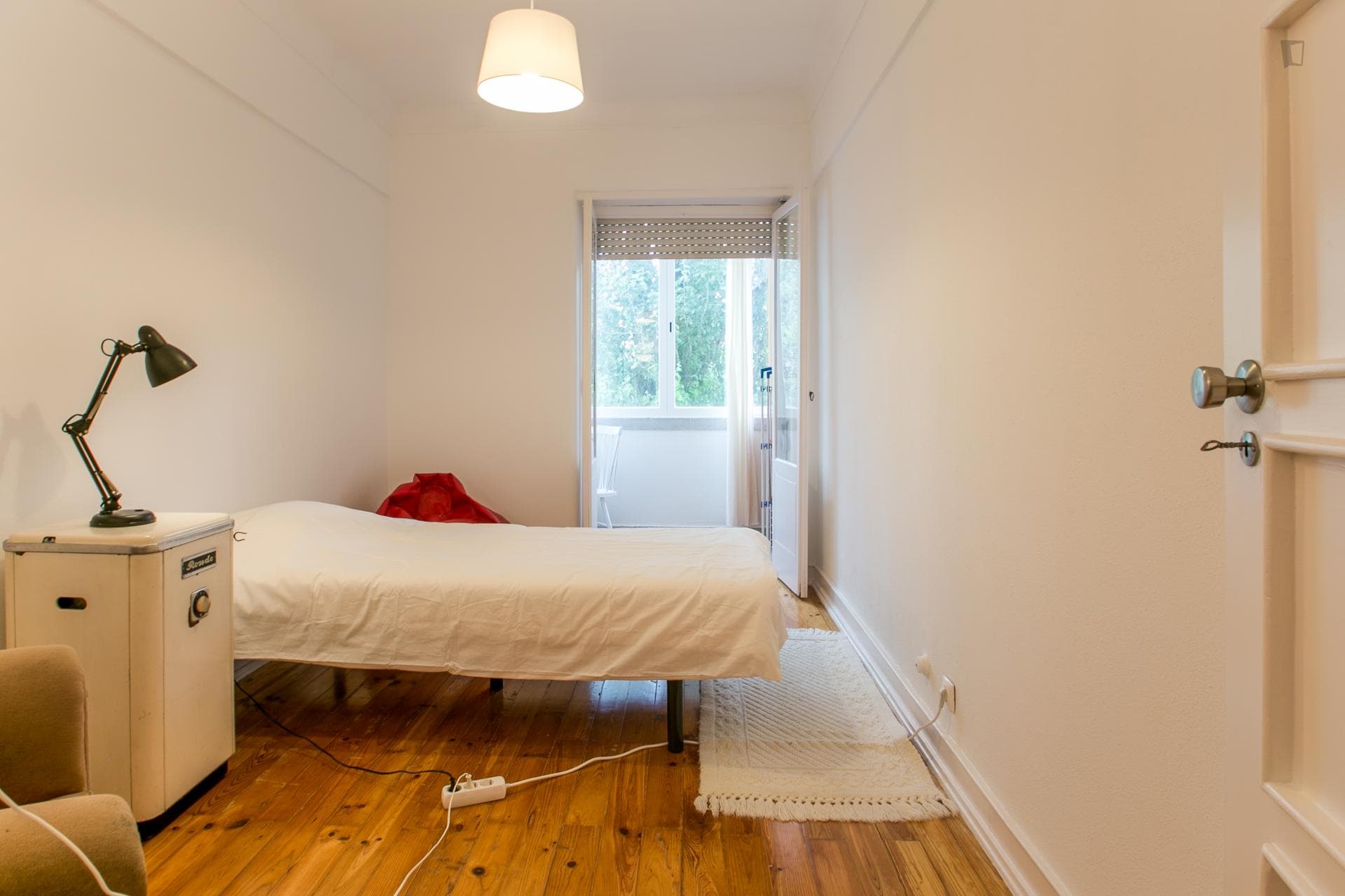 Pleasant single bedroom in a 3-bedroom flat in Alameda photo 1