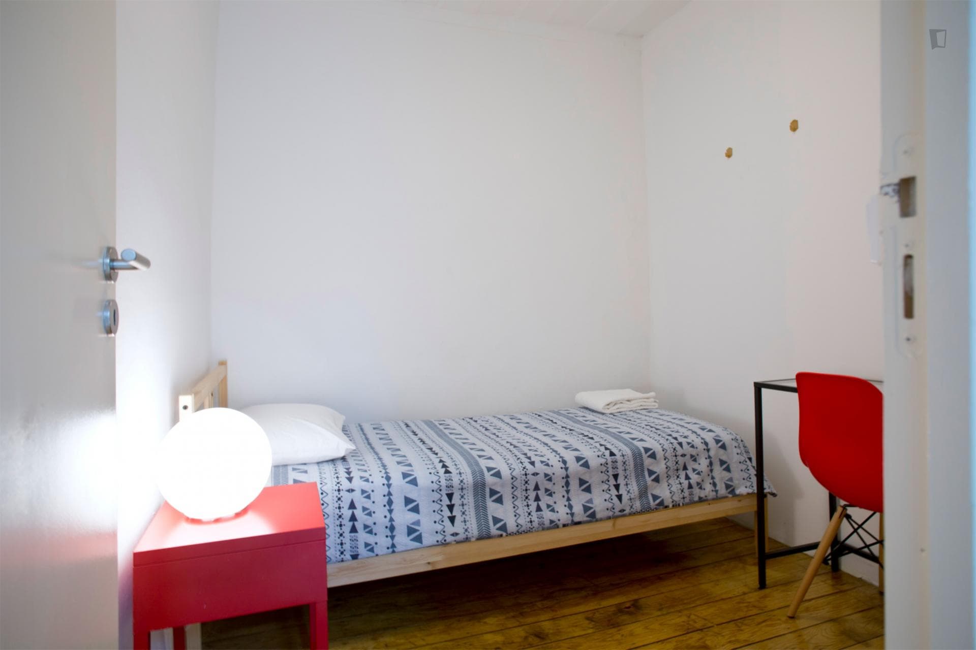 Appealing single bedroom in a 4-bedroom flat, in Bica photo 1