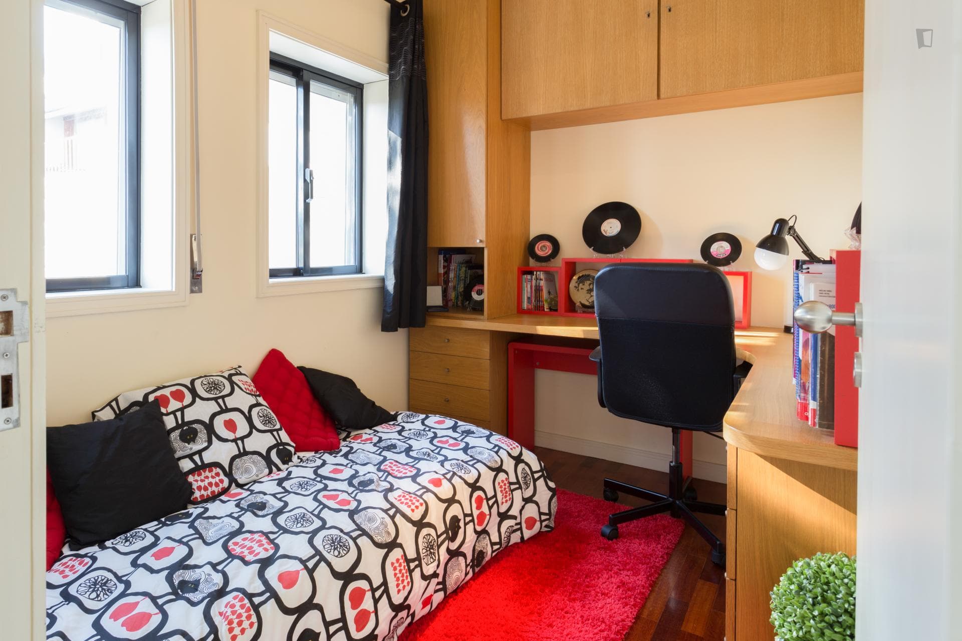 Bright single bedroom not far from Universidade Católica do Porto photo 1