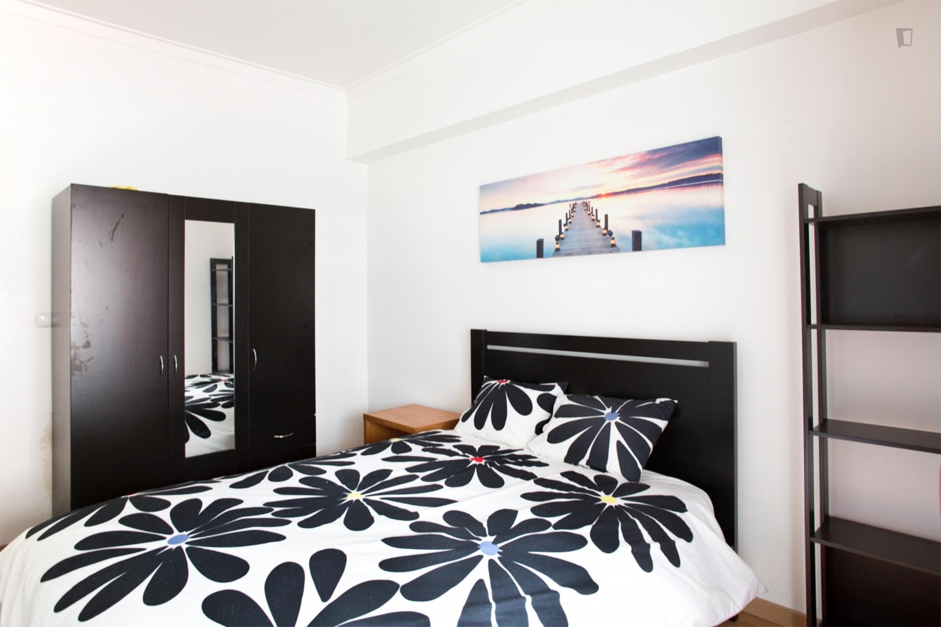 Inviting modern double bedroom next to Metro with enclosed balcony , Benfica / photo 1