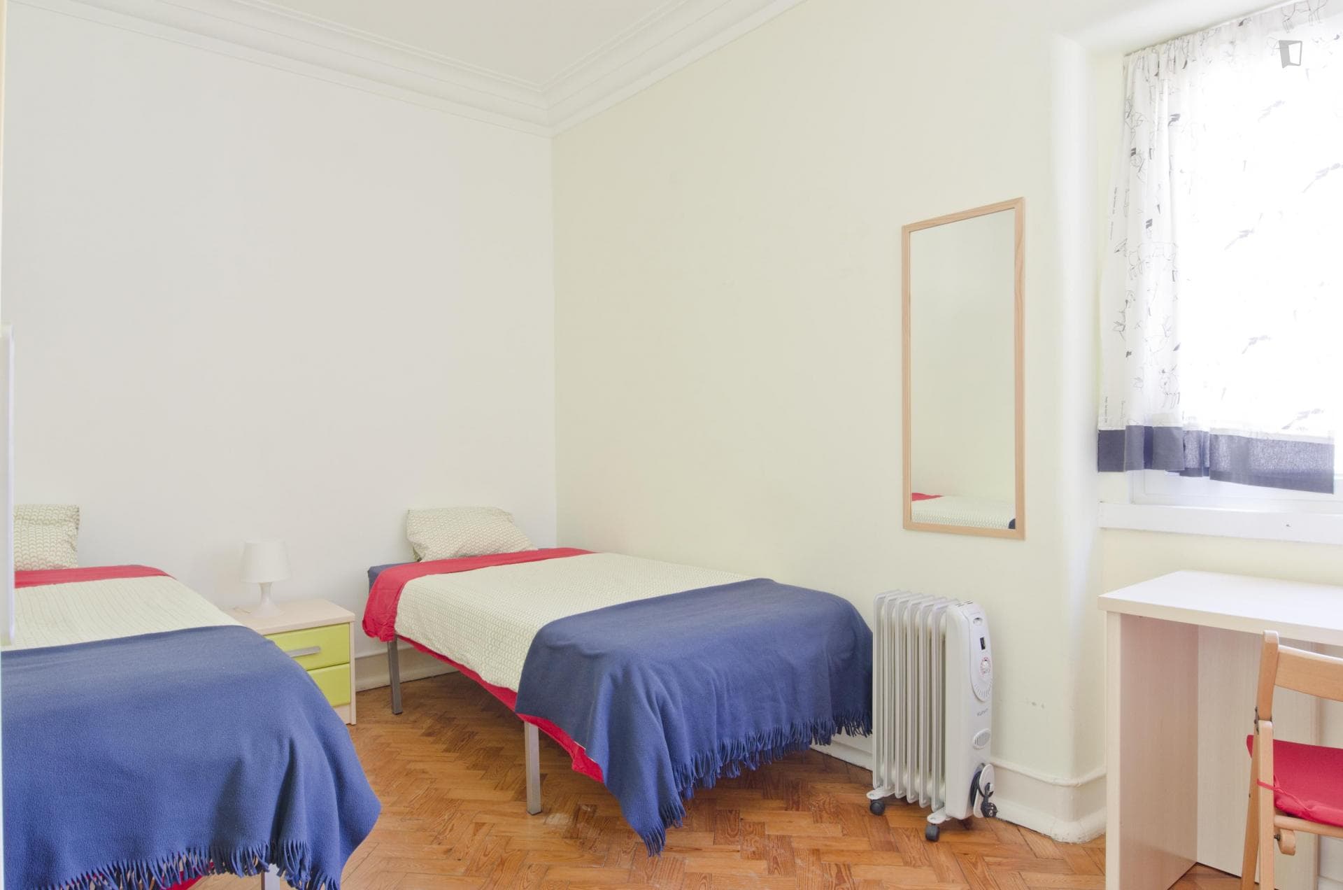 Comfy twin bedroom in near metro station Anjos photo 1