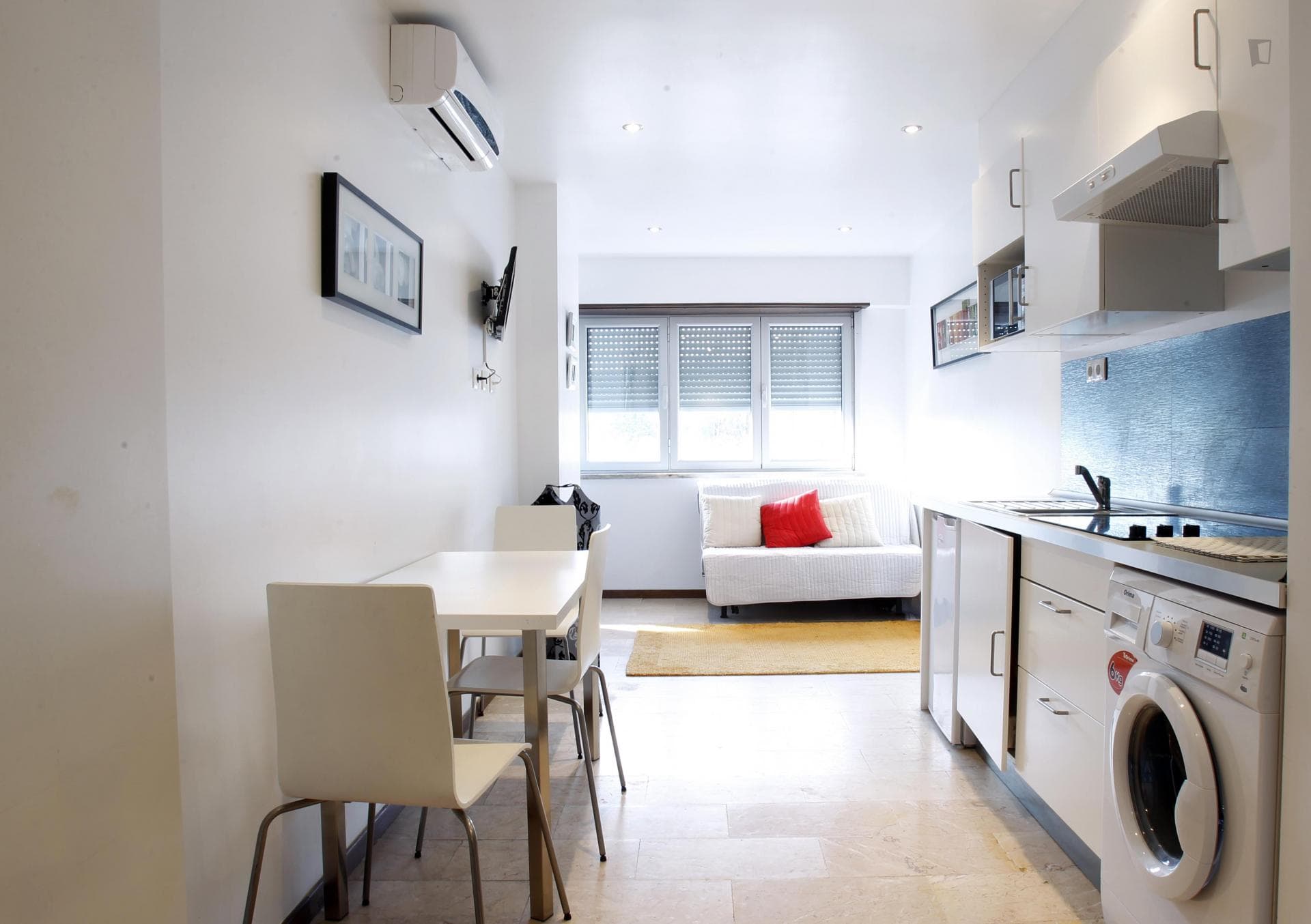 Ample 1-bedroom apartment in Campolide photo 1