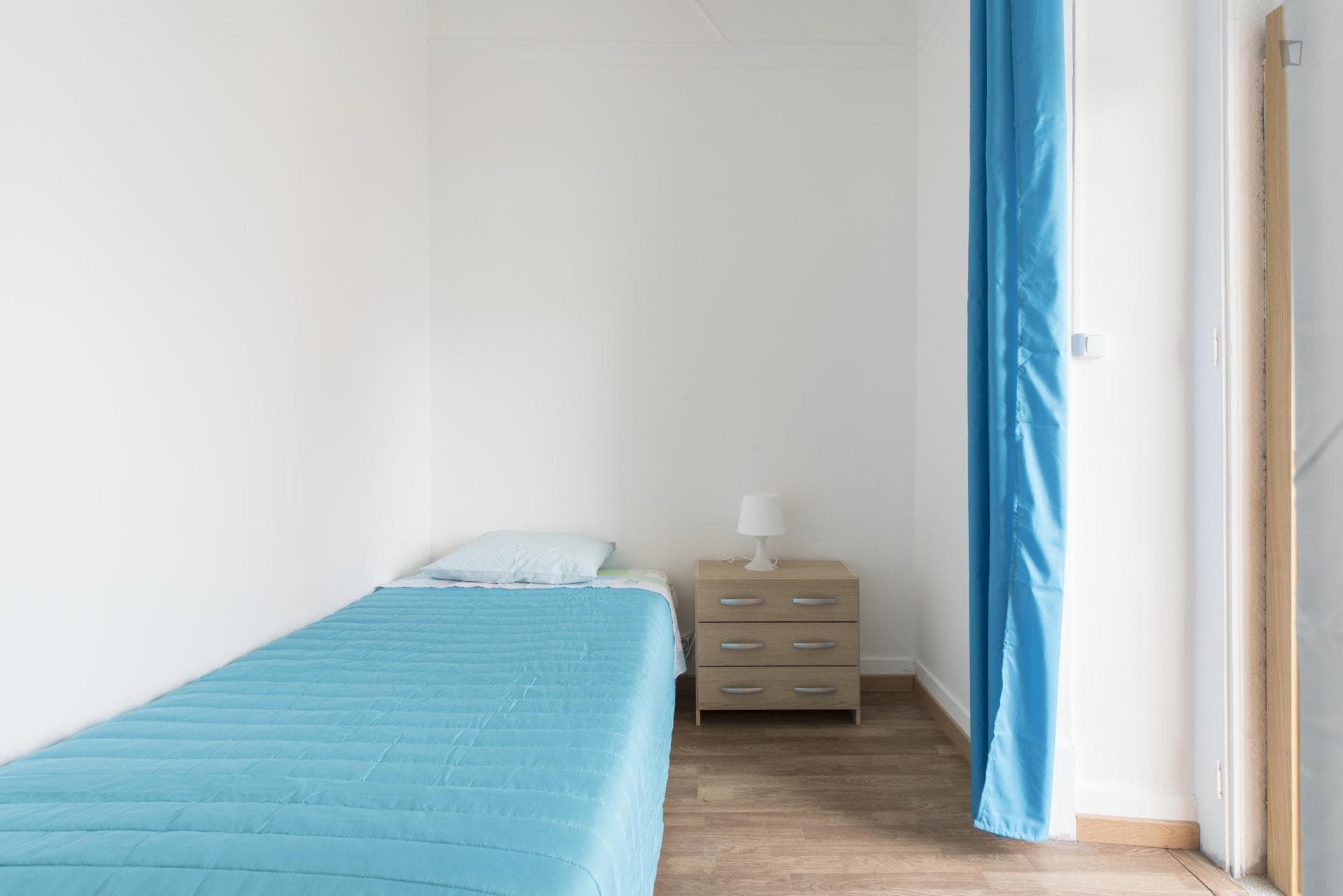 Neat single bedroom in a 6-bedroom apartment near Alameda metro station photo 1
