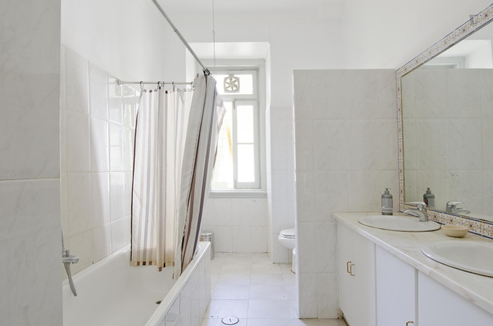 Single bedroom in spacious 6-bedroom apartment near Saldanha photo 1
