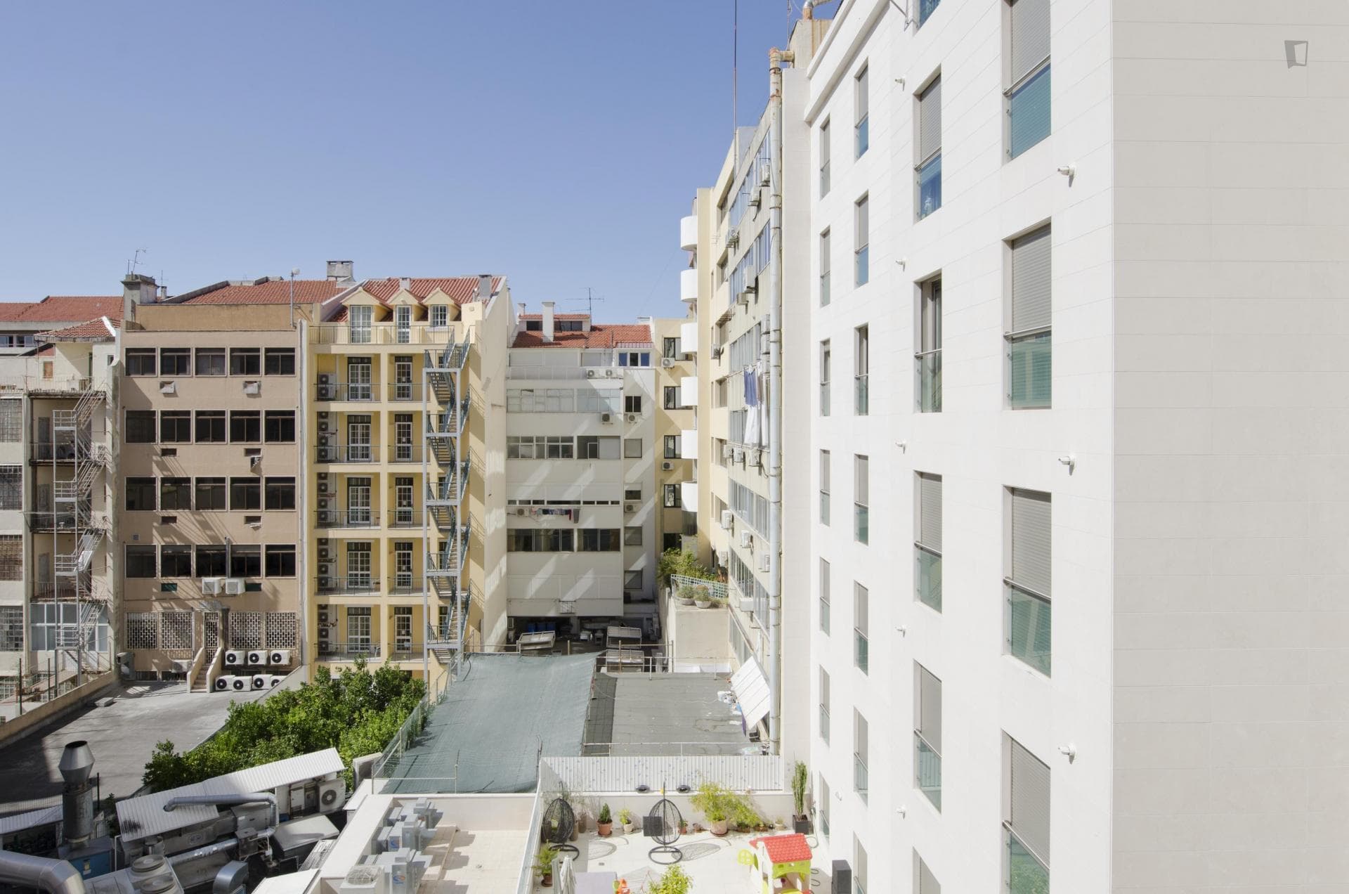 Bright single bedroom in 6-bedroom apartment near Saldanha photo 1