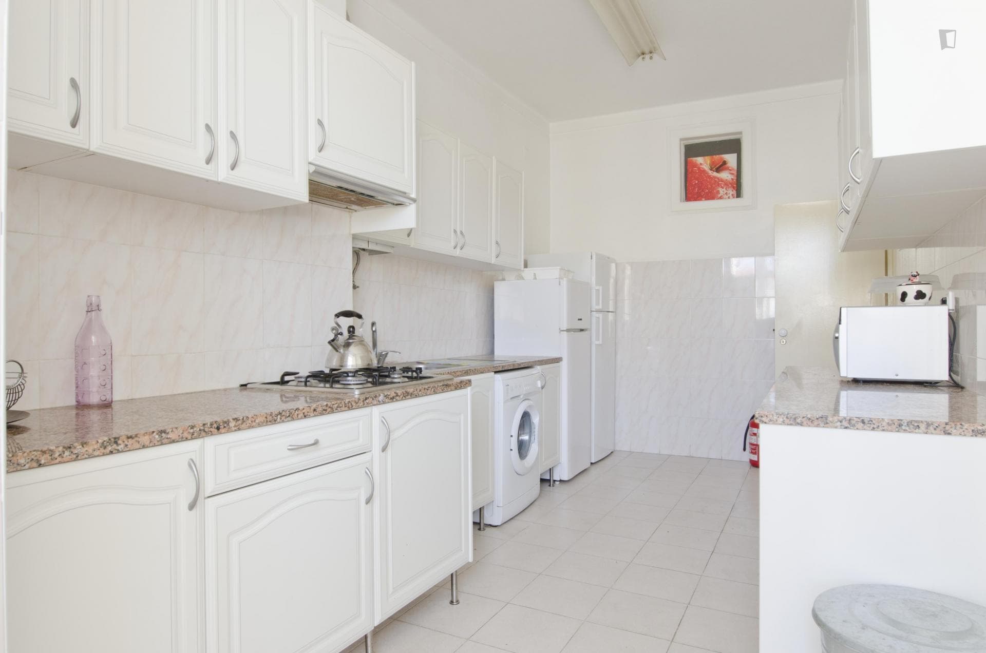 Single bedroom in 6-bedroom flat close to metro station near Saldanha photo 1