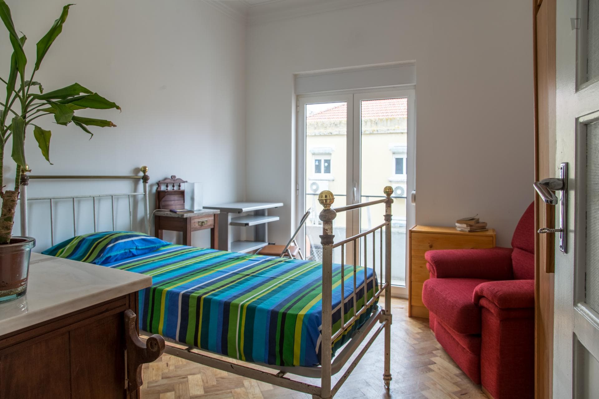 Comfortable single bedroom near the Entrecampos train station photo 1