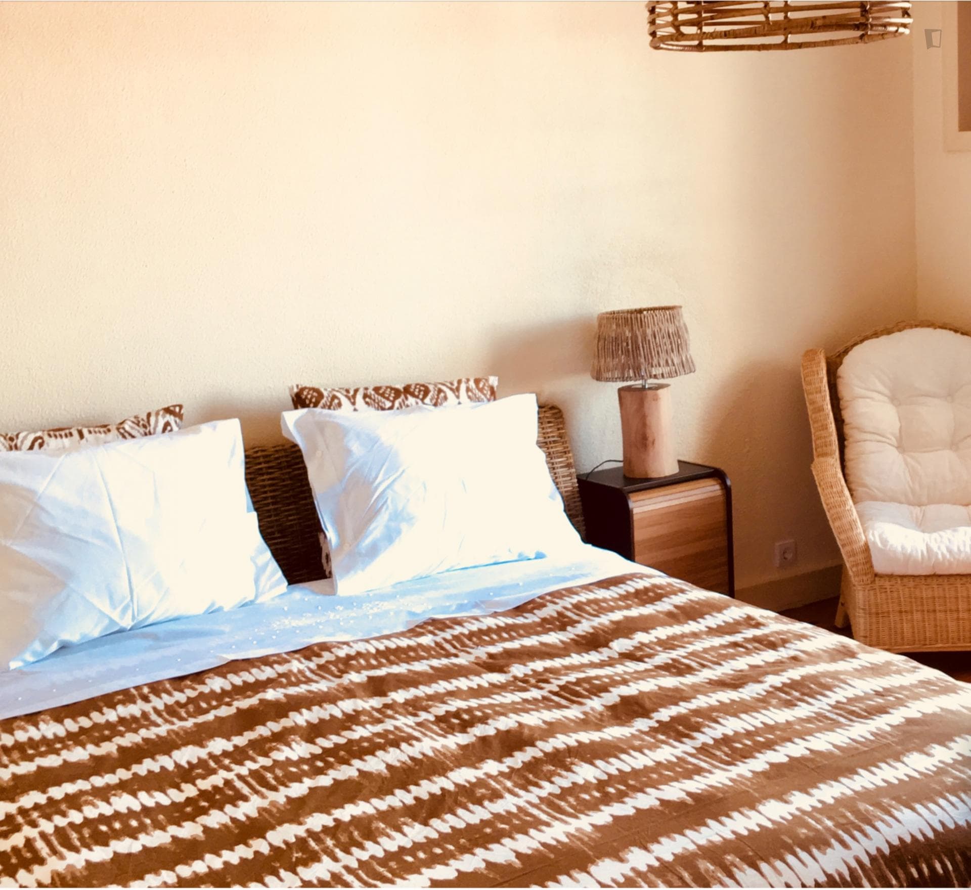 Spacious double bedroom, with balcony, in city centre photo 1