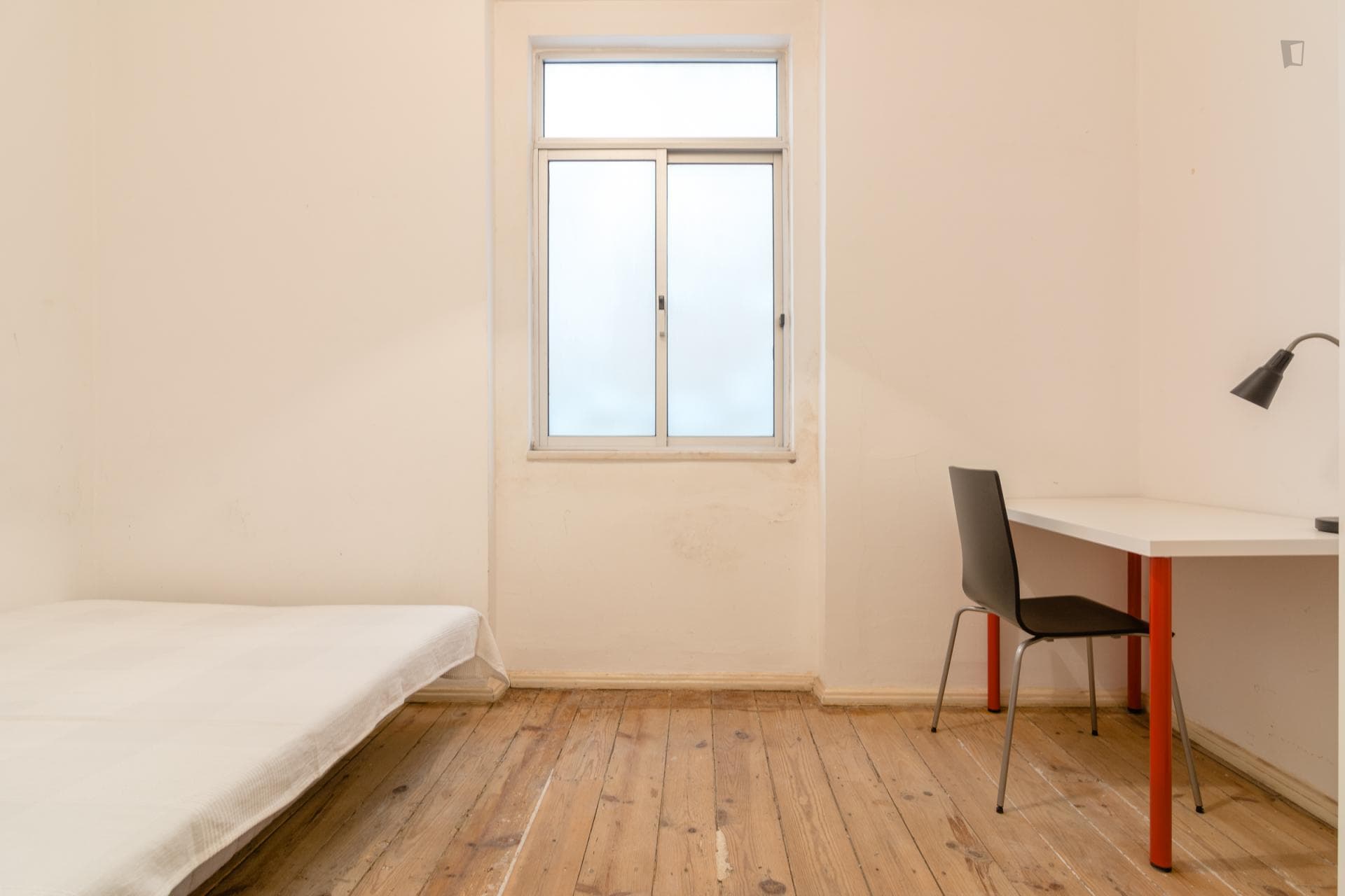 Snug double bedroom near Arroios metro station photo 1