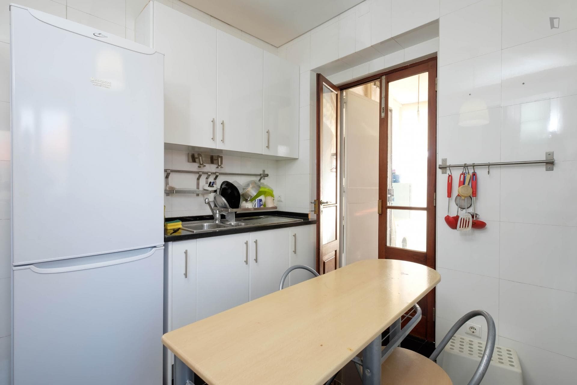 Homely double bedroom in Polo 3, Cruz de Celas, Coimbra photo 1