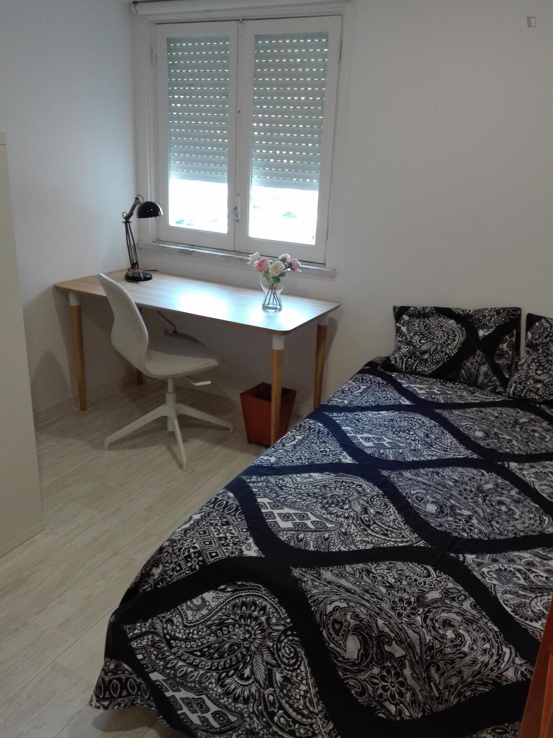 Cosy bedroom in a quiet neighborhood , near several Universities. photo 1