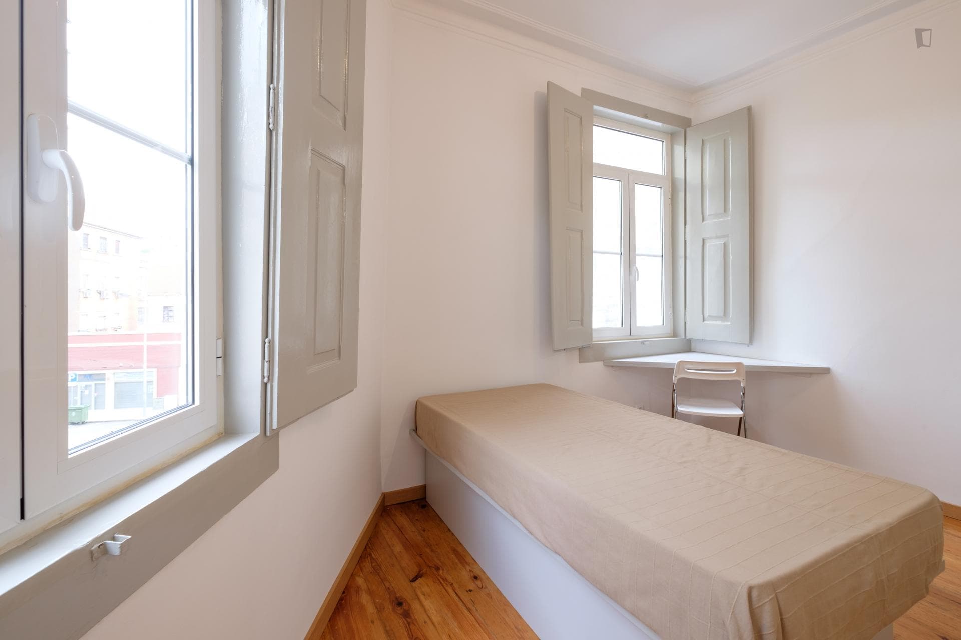 Bright single bedroom in Baixa de Coimbra photo 1