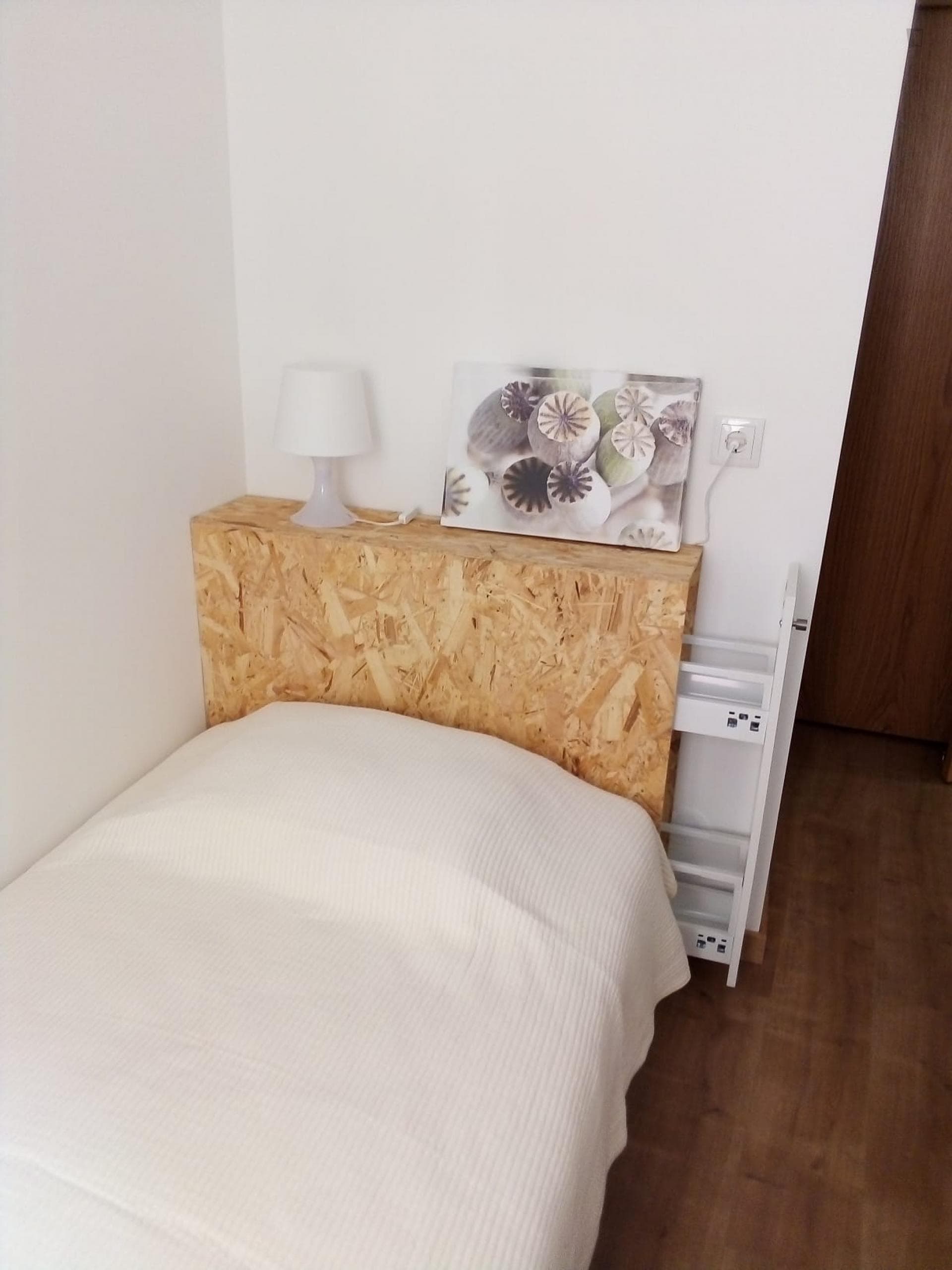 Ensuite bedroom in renovated apartment in central Coimbra photo 1