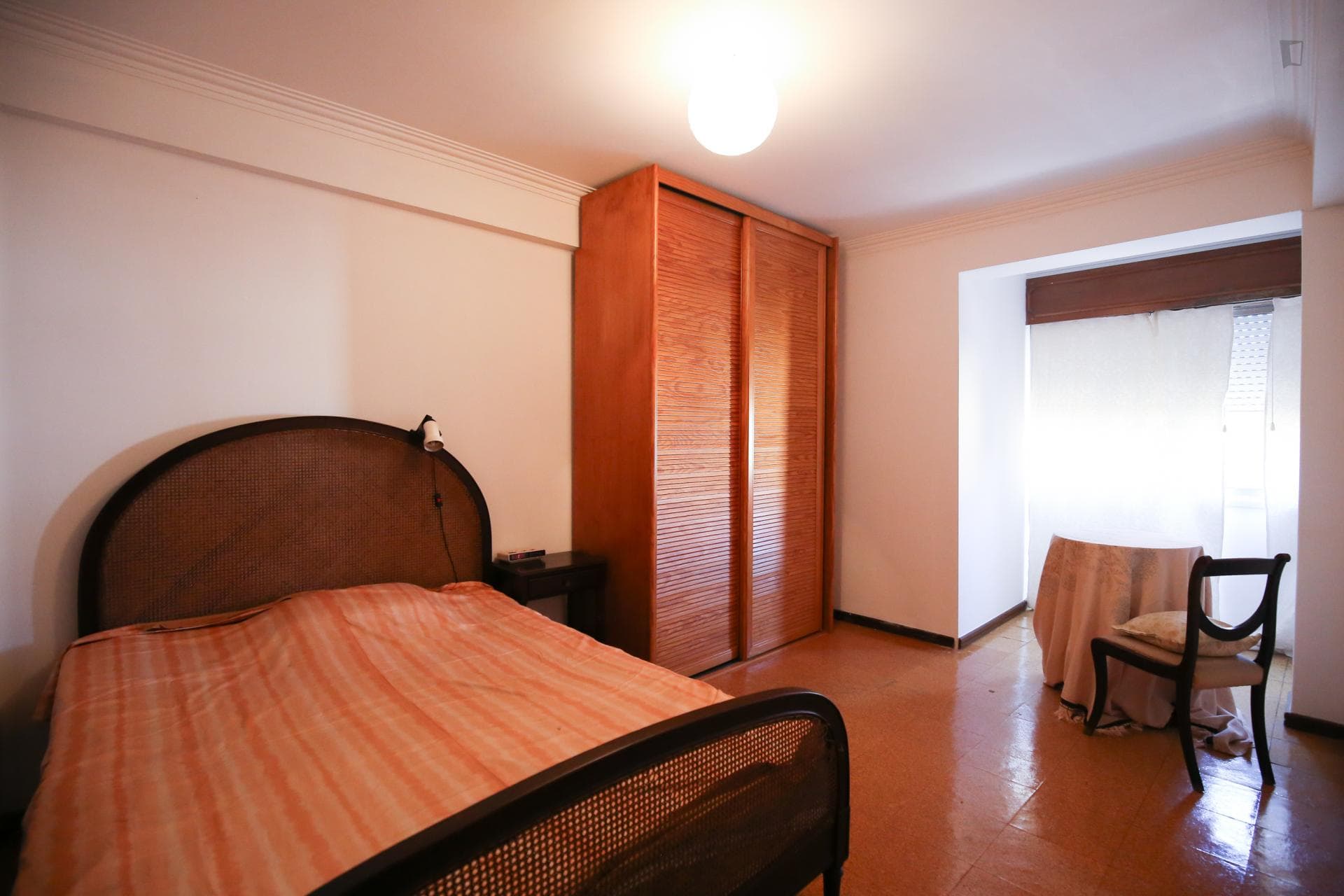 Airy single ensuite bedroom in Benfica photo 1