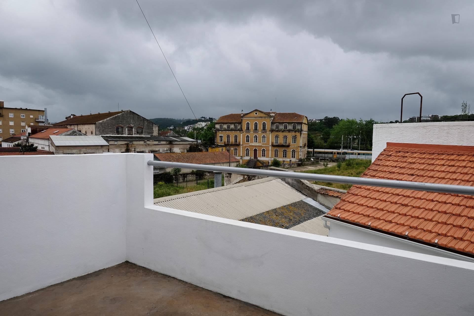 Inviting single bedroom close to Coimbra train station photo 1