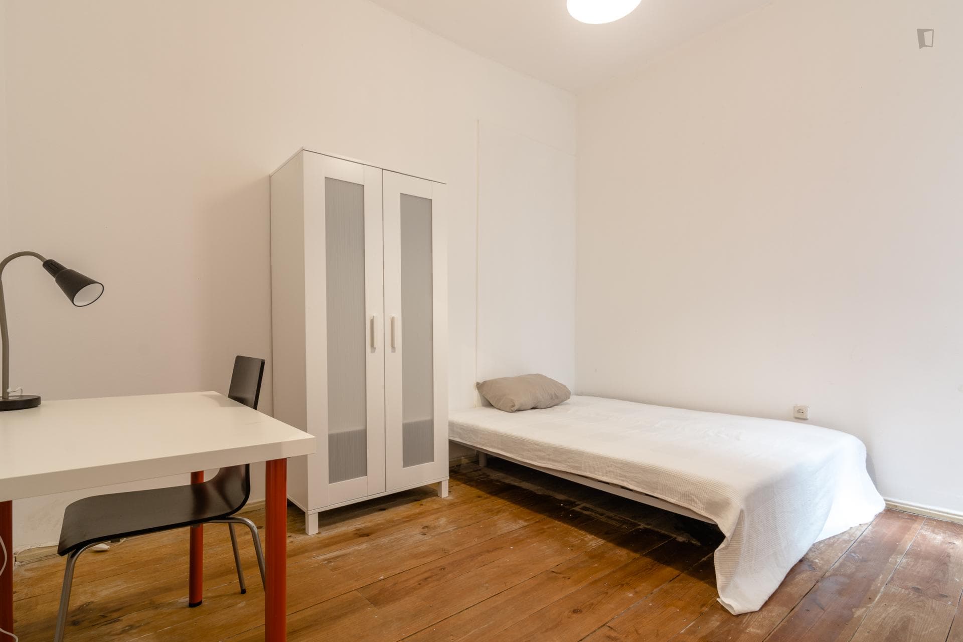 Roomy double bedroom near Arroios metro station photo 1