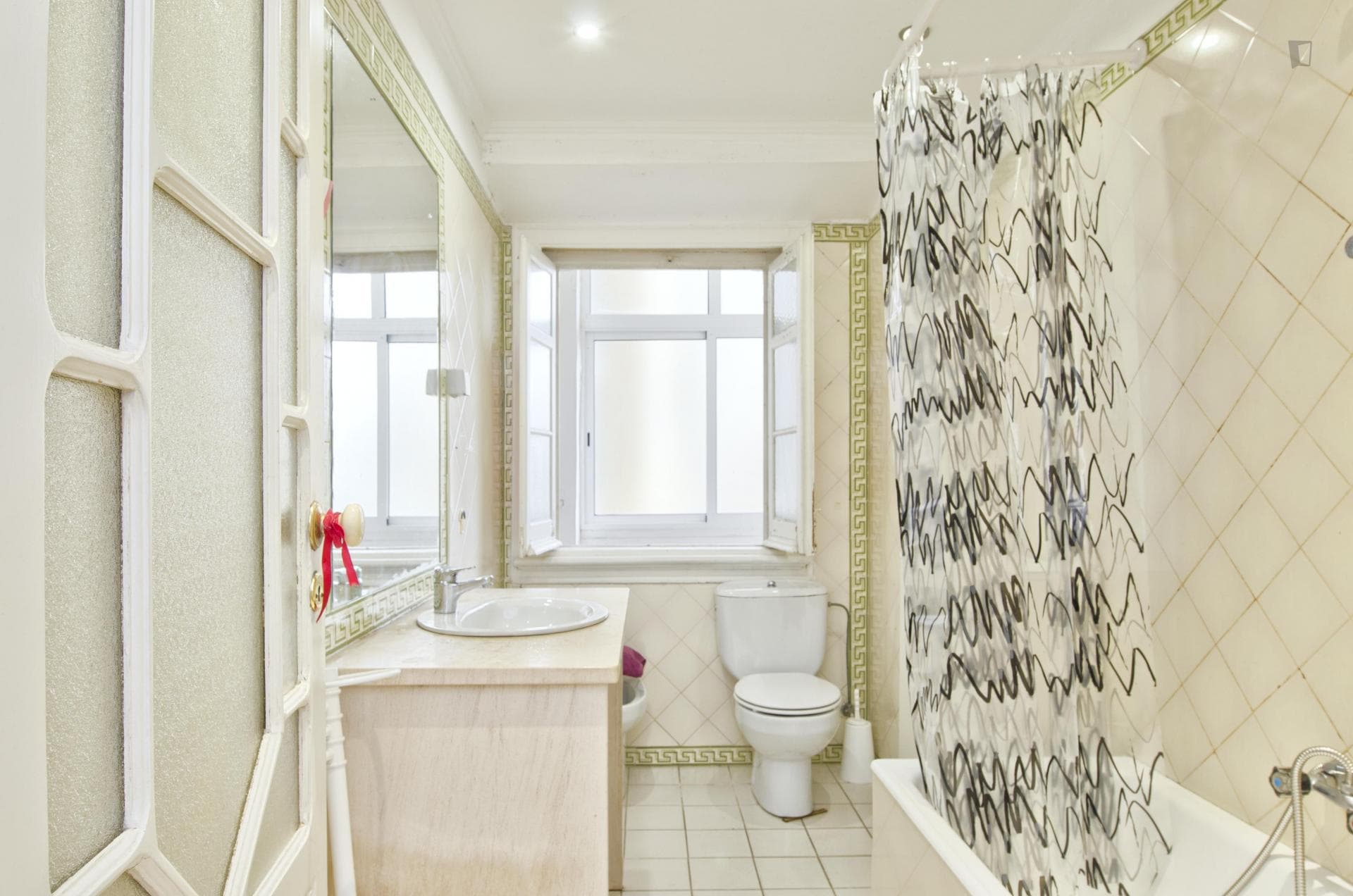 Double room in 6-bedroom apartment in central Campo Pequeno photo 1