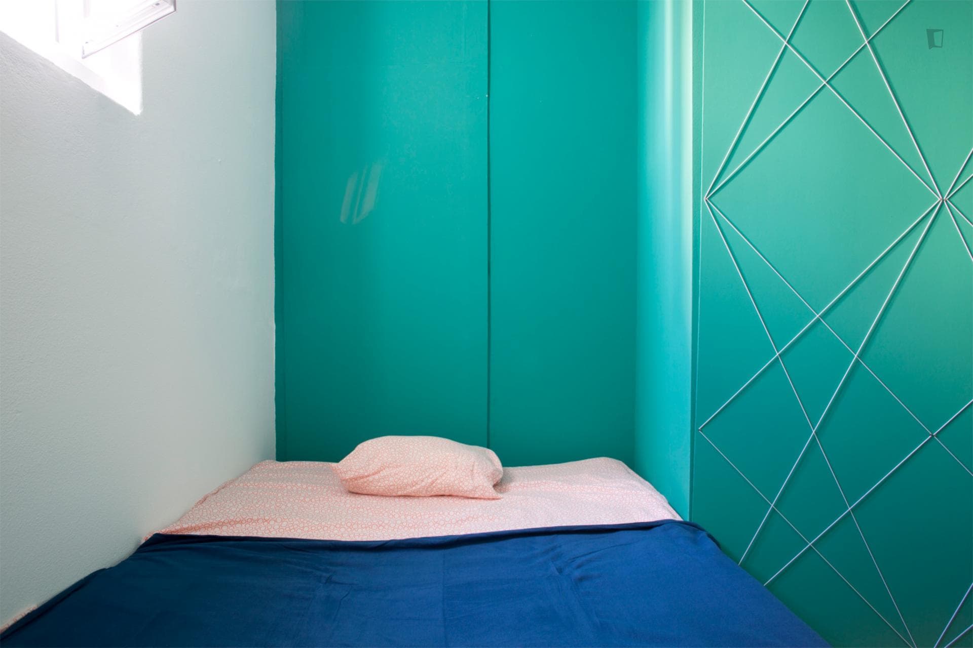 Snug double bedroom next to Instituto Superior de Agronomia photo 1