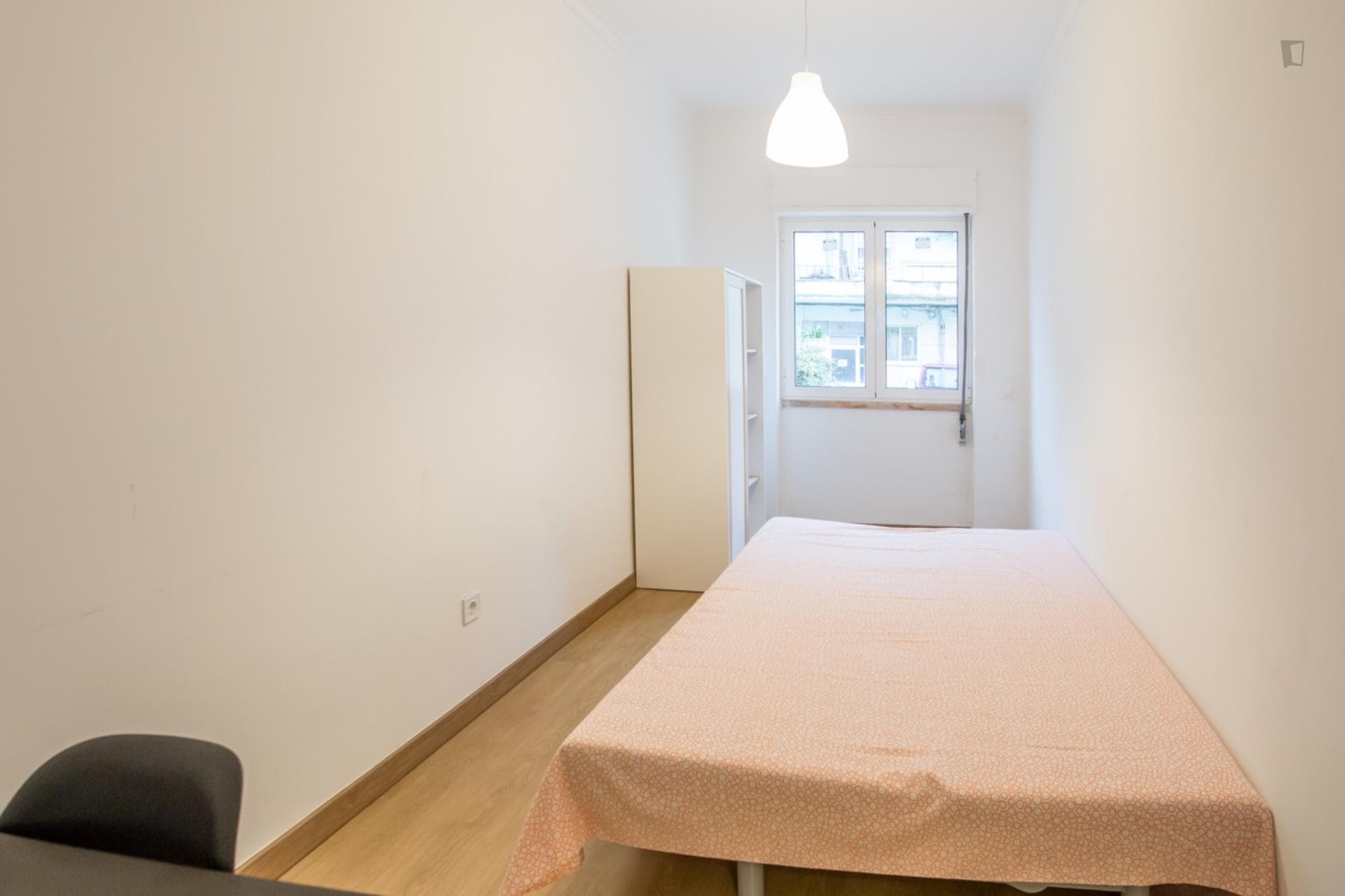 Double bedroom with a balcony near Escola Superior de Comunicação Social - 1 month free photo 1