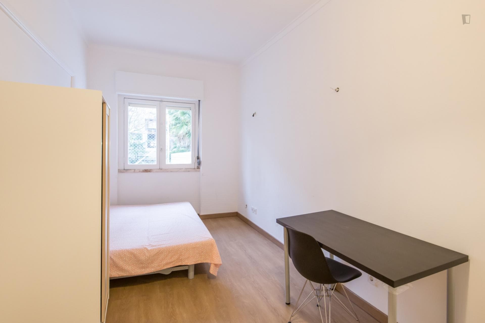 Double bedroom in Benfica, close to Alto dos Moinhos metro photo 1