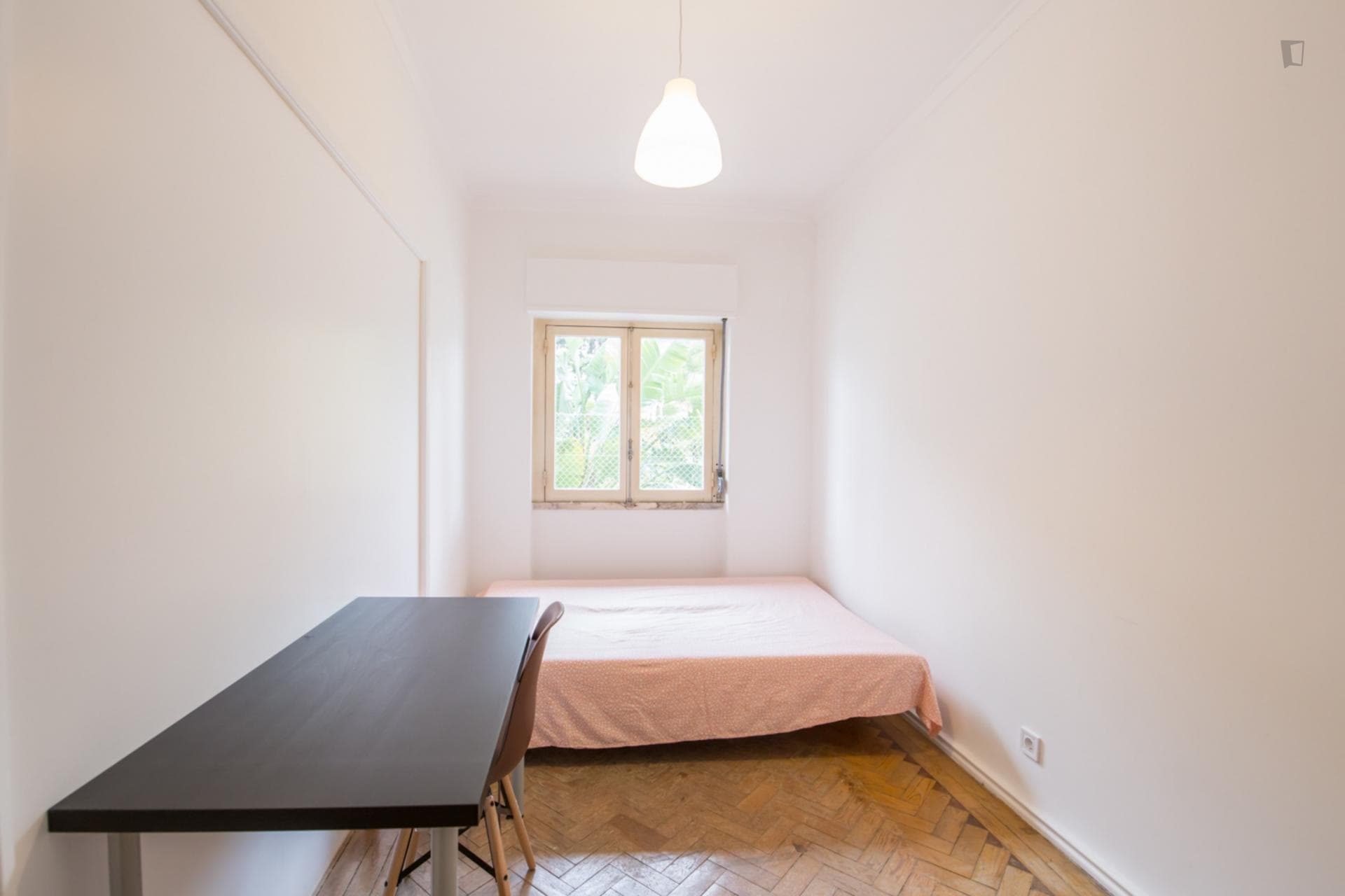 Cool double bedroom close to Universidade Católica de Lisboa photo 1