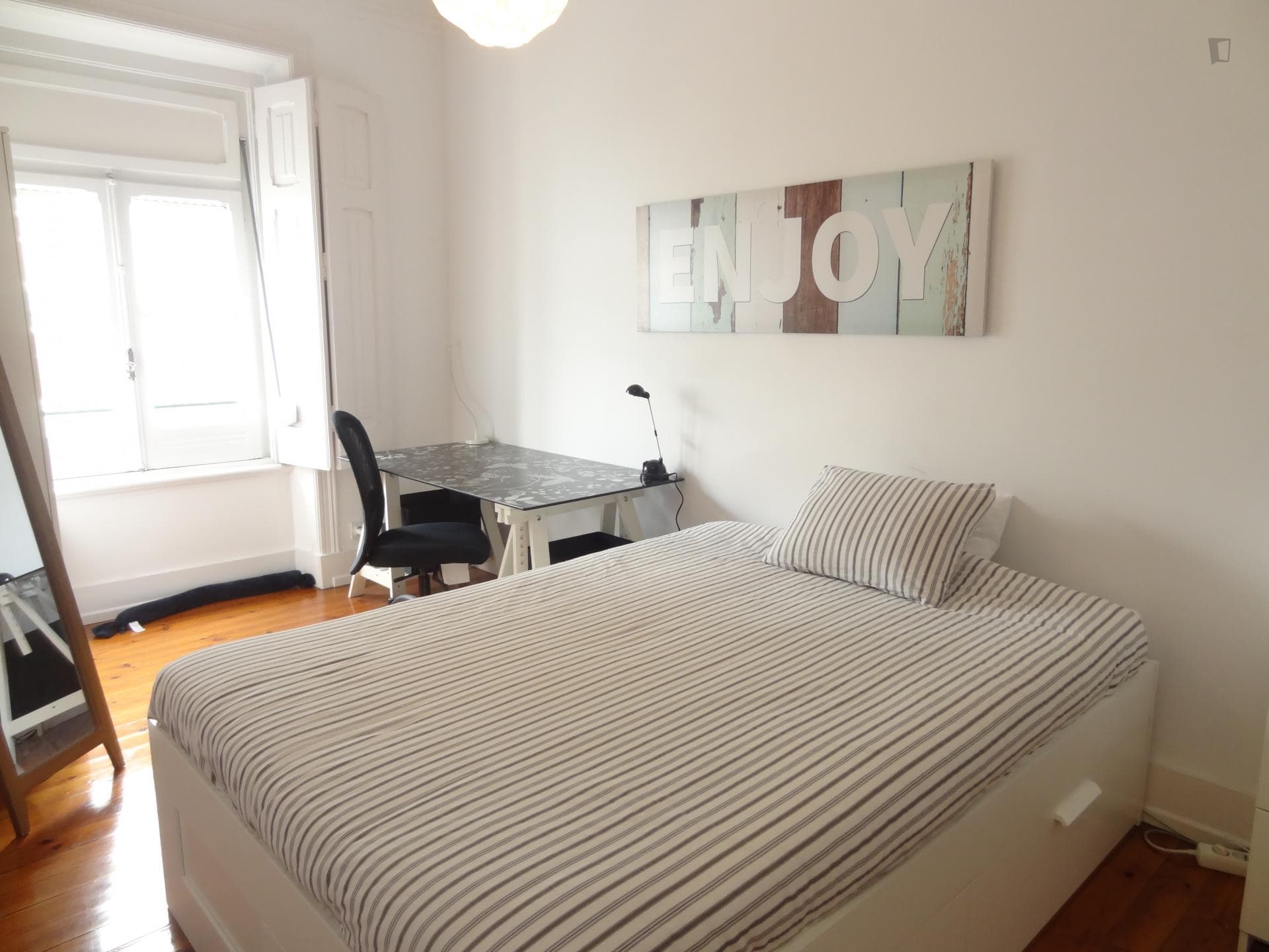 Bright double bedroom with balcony in Alameda photo 1